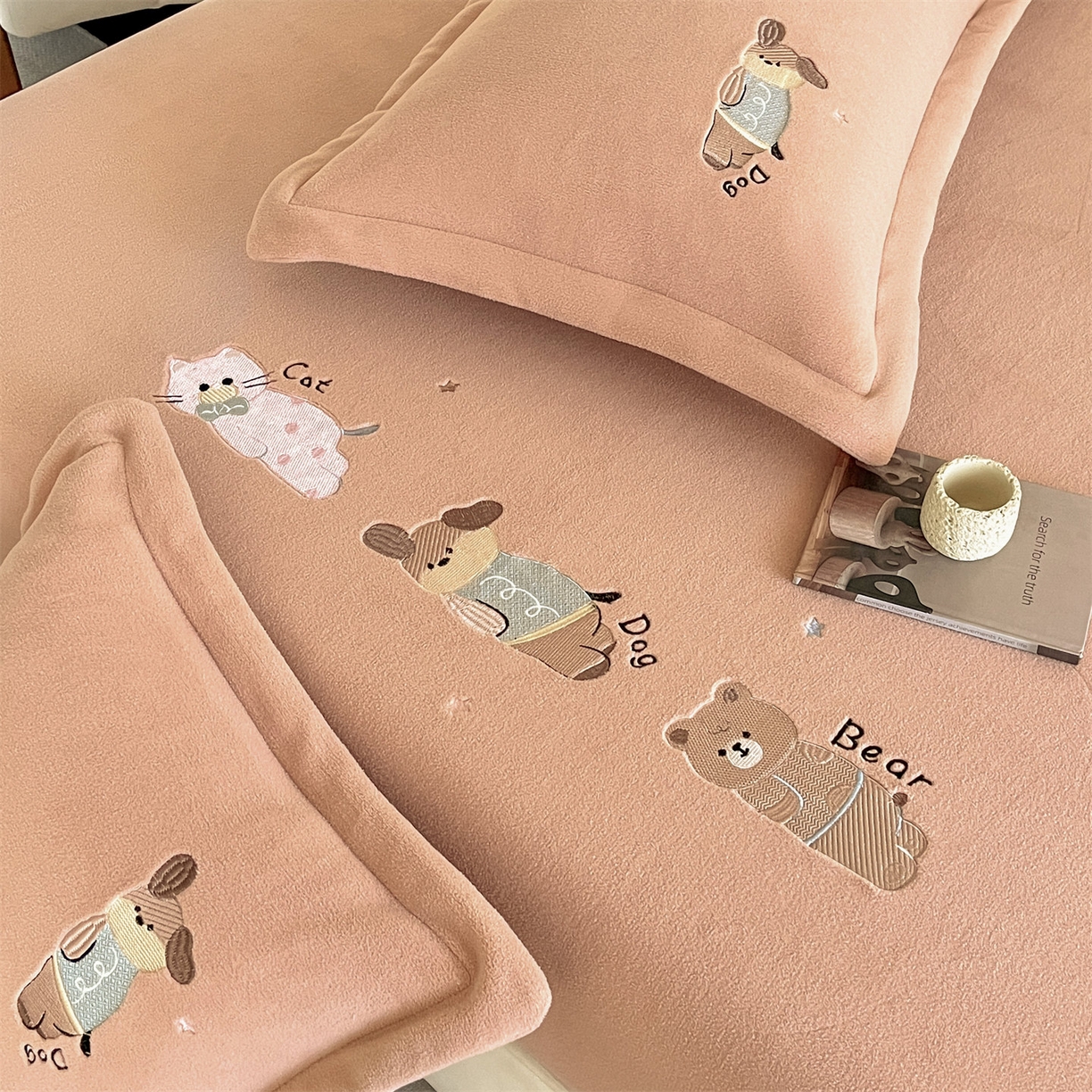 91家纺网 家纺一手货源 找家纺 笙意家纺 2025新款A类牛奶绒海獭绒卡通刺绣床笠 卡通-香槟金