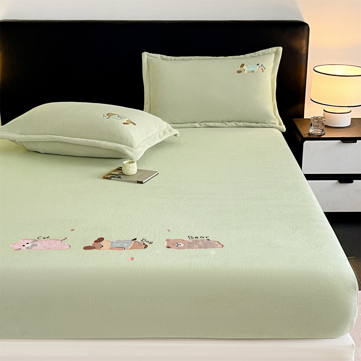 91家纺网 家纺一手货源 找家纺 笙意家纺 2025新款A类牛奶绒海獭绒卡通刺绣床笠 卡通-叶绿