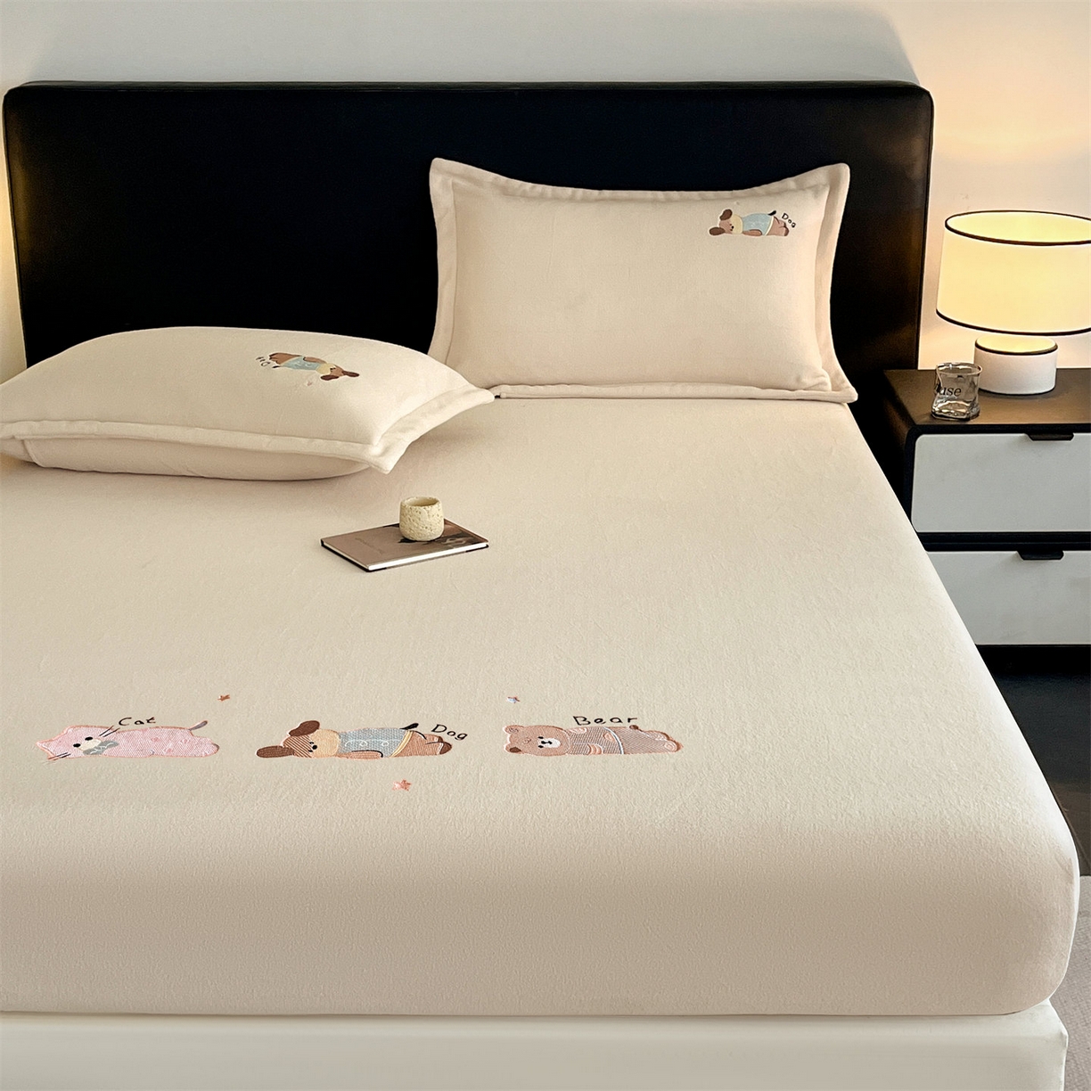 91家纺网 家纺一手货源 找家纺 笙意家纺 2025新款A类牛奶绒海獭绒卡通刺绣床笠 卡通-浅米色