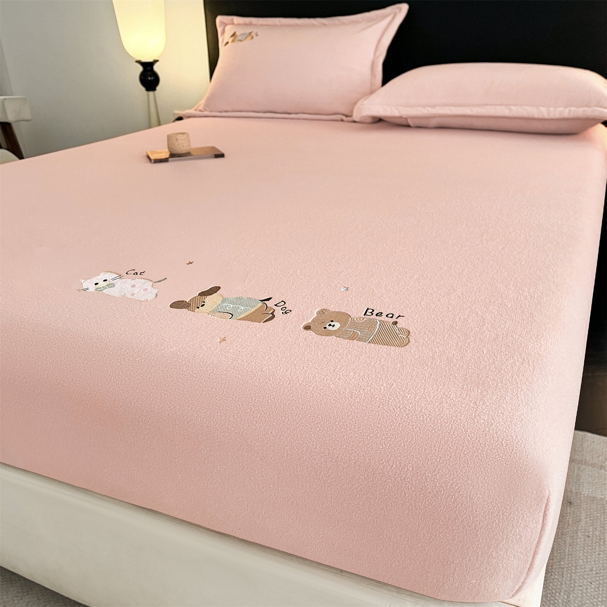 91家纺网 家纺一手货源 找家纺 笙意家纺 2025新款A类牛奶绒海獭绒卡通刺绣床笠 卡通-玉粉