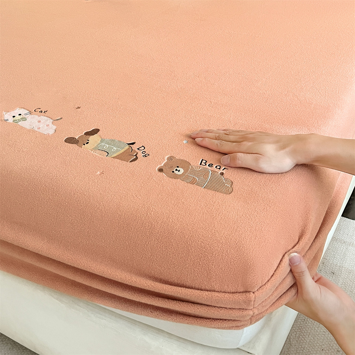 91家纺网 家纺一手货源 找家纺 笙意家纺 2025新款A类牛奶绒海獭绒卡通刺绣床笠 卡通-香槟金