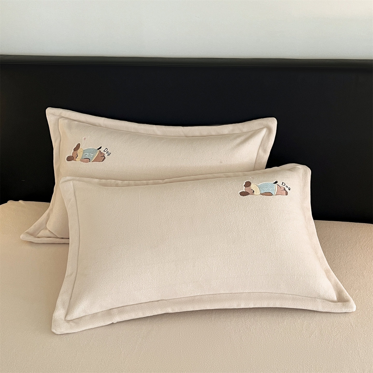 91家纺网 家纺一手货源 找家纺 笙意家纺 2025新款A类牛奶绒海獭绒卡通刺绣床笠 卡通-浅米色