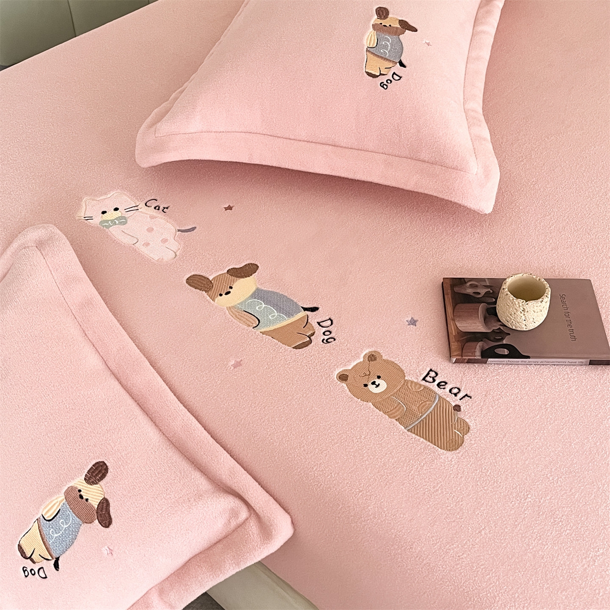 91家纺网 家纺一手货源 找家纺 笙意家纺 2025新款A类牛奶绒海獭绒卡通刺绣床笠 卡通-玉粉