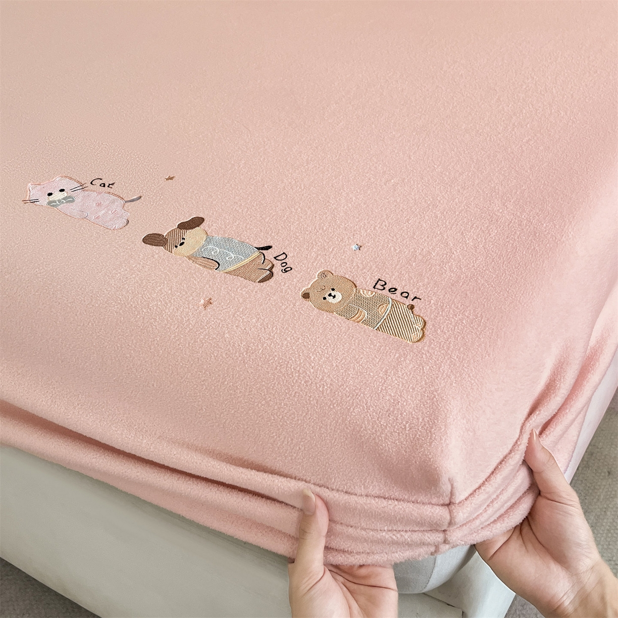 91家纺网 家纺一手货源 找家纺 笙意家纺 2025新款A类牛奶绒海獭绒卡通刺绣床笠 卡通-玉粉