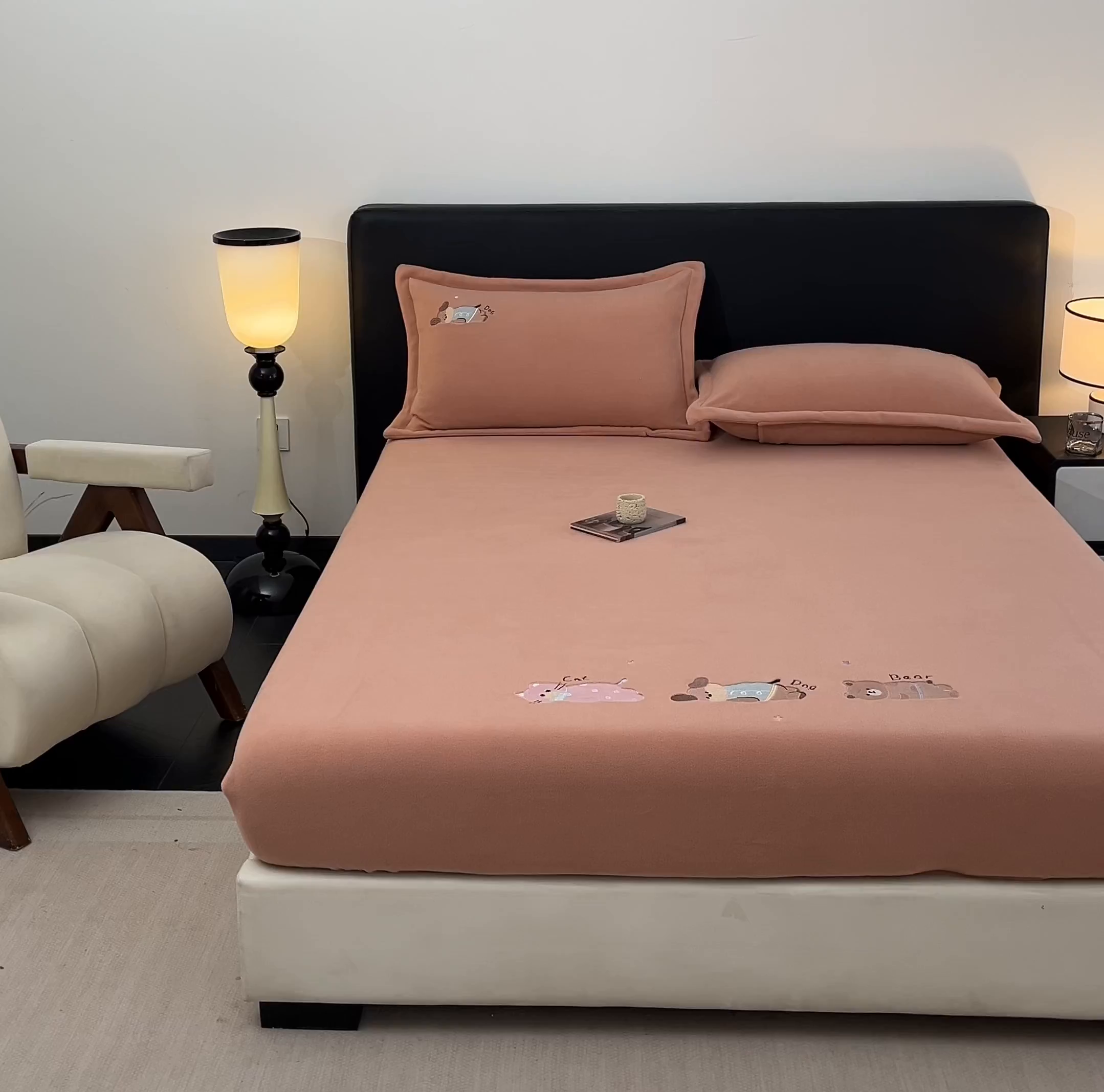 91家纺网 家纺一手货源 找家纺 笙意家纺 2025新款A类牛奶绒海獭绒卡通刺绣床笠 卡通-香槟金