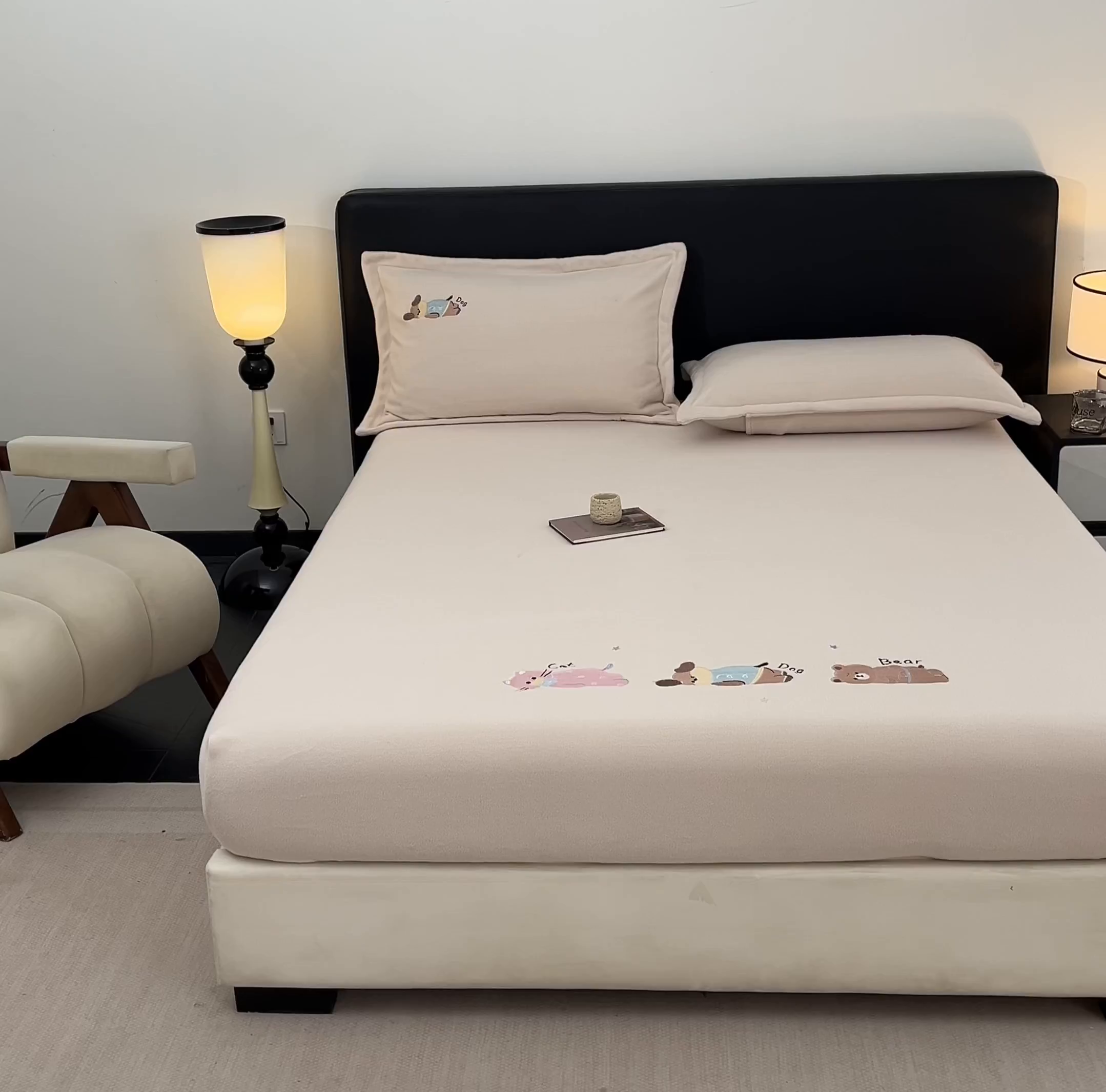 91家纺网 家纺一手货源 找家纺 笙意家纺 2025新款A类牛奶绒海獭绒卡通刺绣床笠 卡通-浅米色