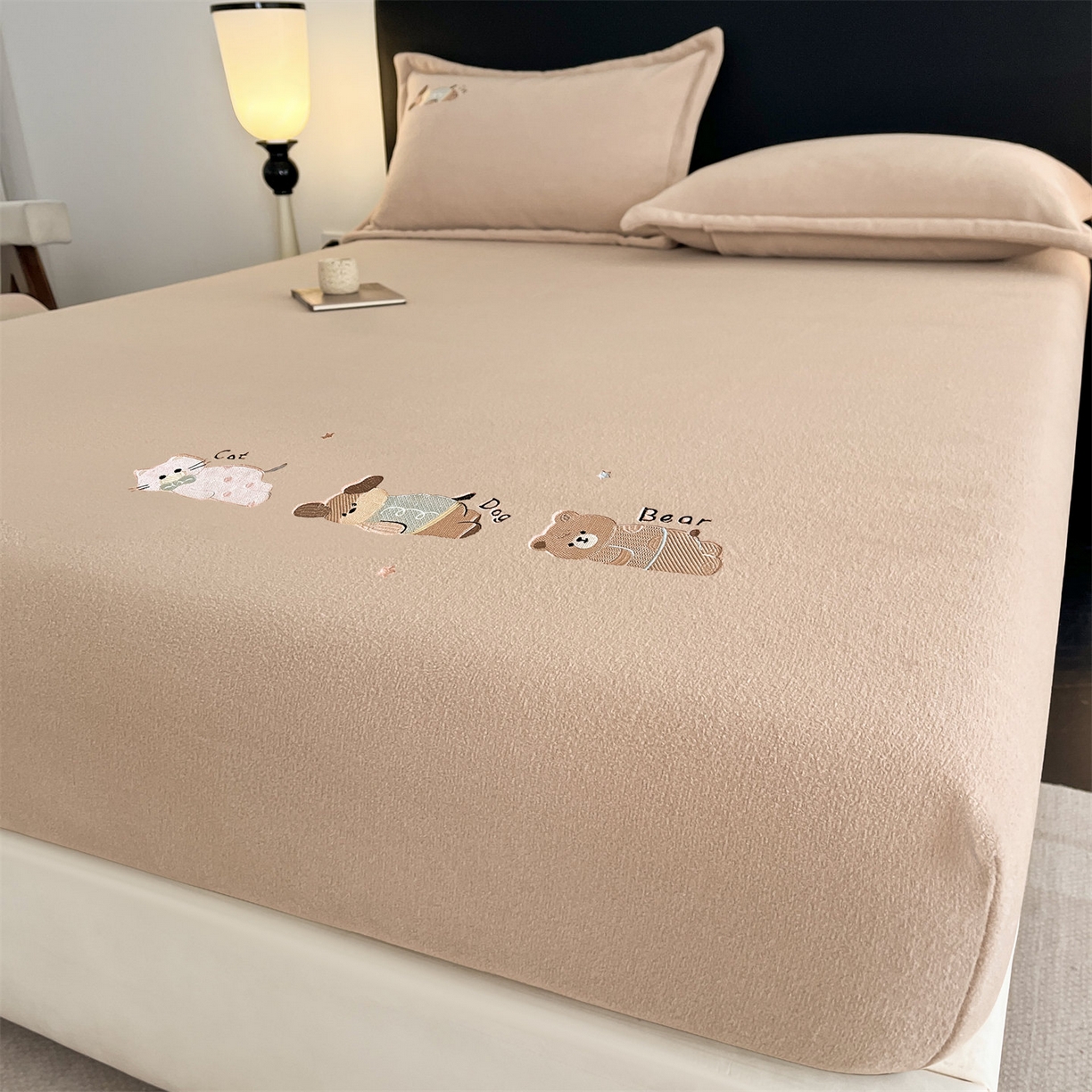 91家纺网 家纺一手货源 找家纺 笙意家纺 2025新款A类牛奶绒海獭绒卡通刺绣床笠 卡通-驼色