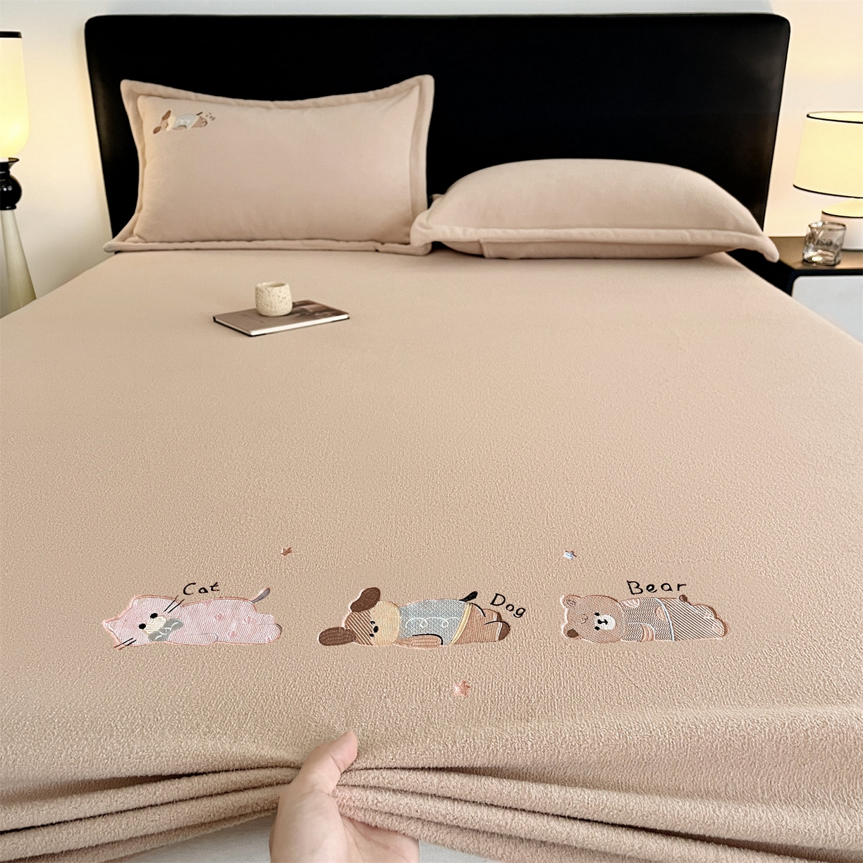 91家纺网 家纺一手货源 找家纺 笙意家纺 2025新款A类牛奶绒海獭绒卡通刺绣床笠 卡通-驼色