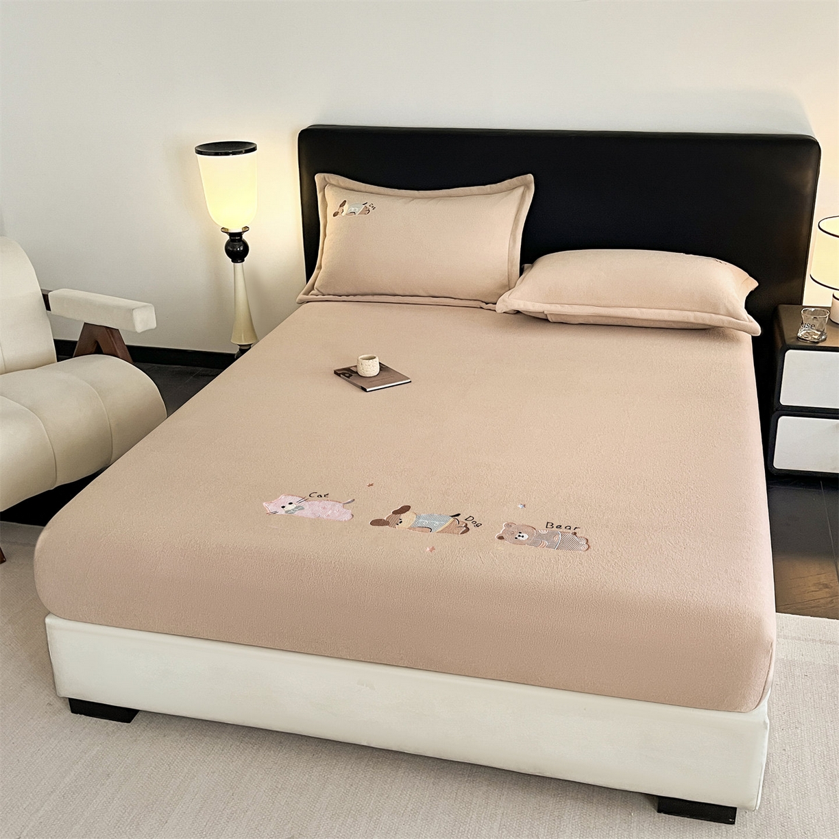 91家纺网 家纺一手货源 找家纺 笙意家纺 2025新款A类牛奶绒海獭绒卡通刺绣床笠 卡通-驼色