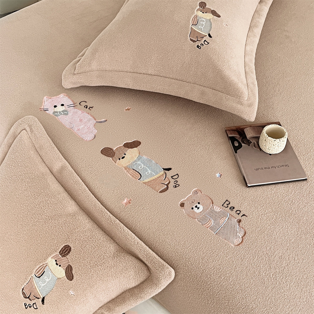 91家纺网 家纺一手货源 找家纺 笙意家纺 2025新款A类牛奶绒海獭绒卡通刺绣床笠 卡通-驼色