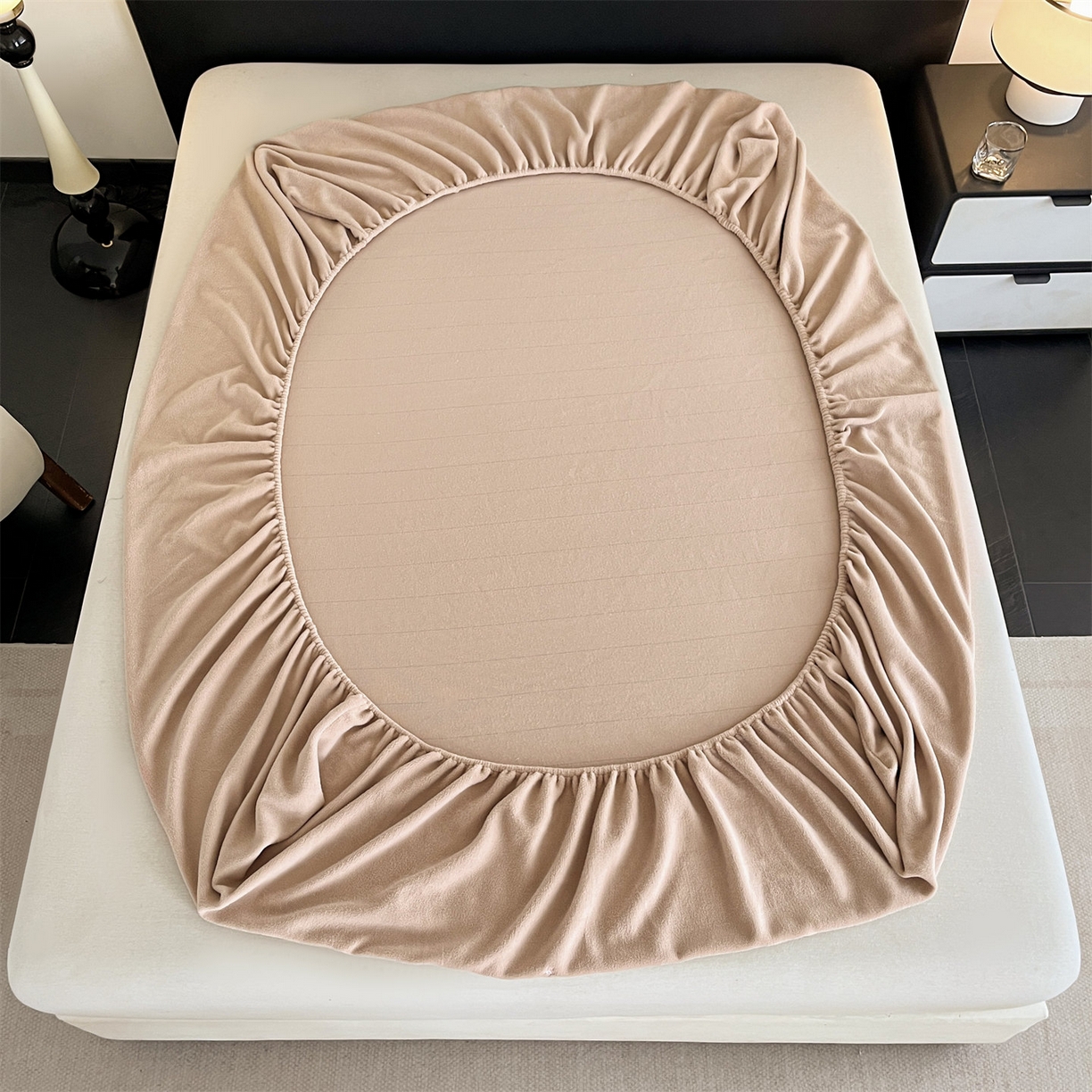 91家纺网 家纺一手货源 找家纺 笙意家纺 2025新款A类牛奶绒海獭绒卡通刺绣床笠 卡通-驼色