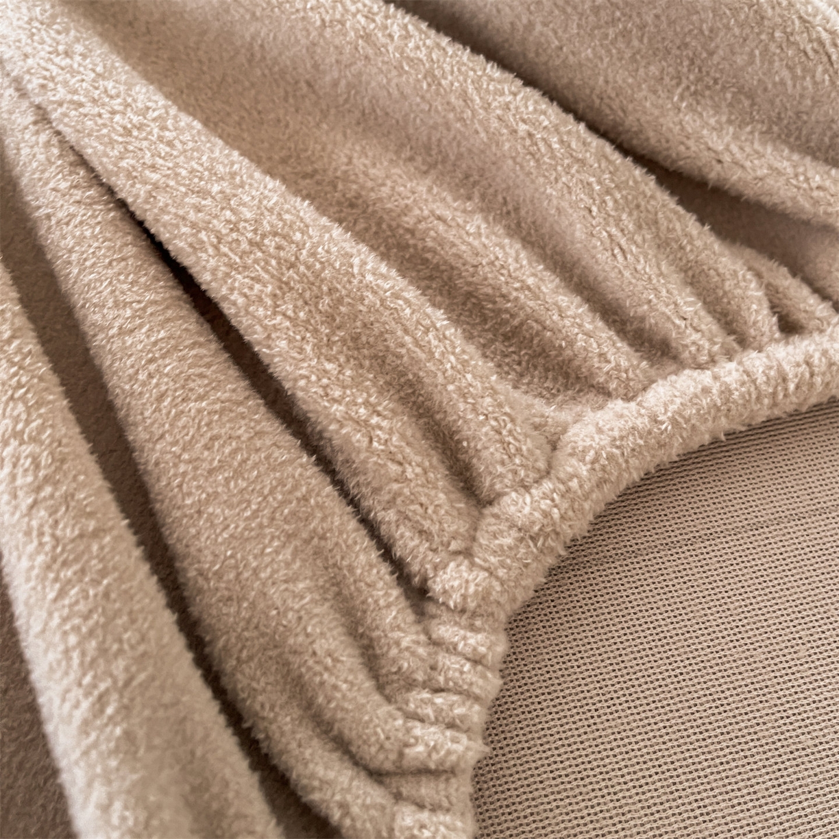 91家纺网 家纺一手货源 找家纺 笙意家纺 2025新款A类牛奶绒海獭绒卡通刺绣床笠 卡通-驼色