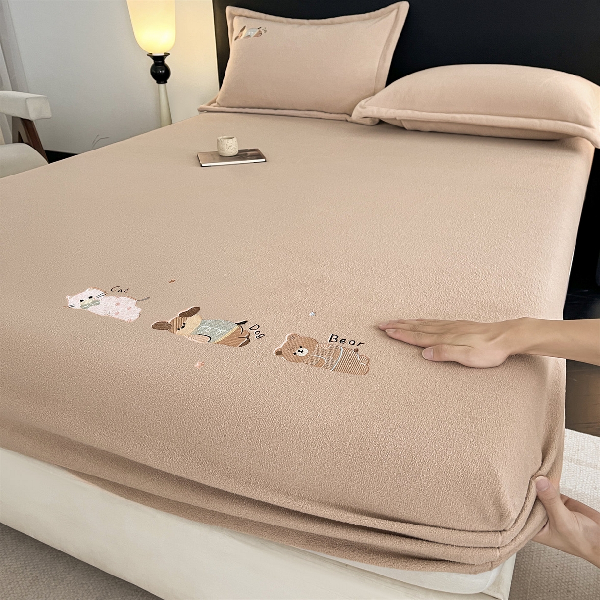 笙意家纺 2025新款A类牛奶绒海獭绒卡通刺绣床笠 卡通-驼色