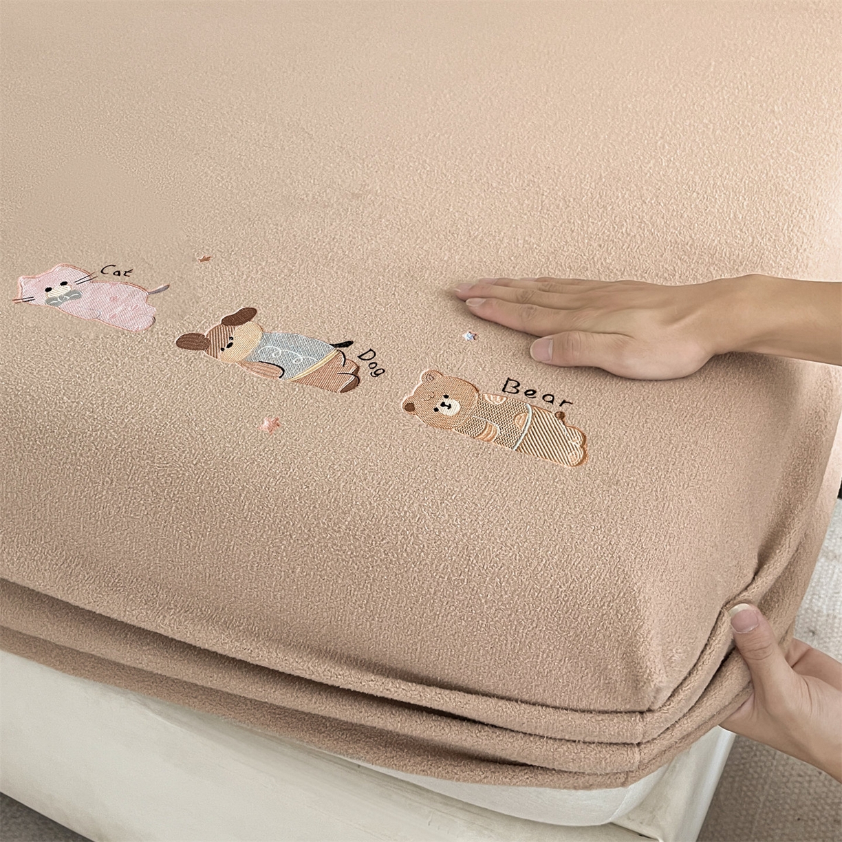 91家纺网 家纺一手货源 找家纺 笙意家纺 2025新款A类牛奶绒海獭绒卡通刺绣床笠 卡通-驼色