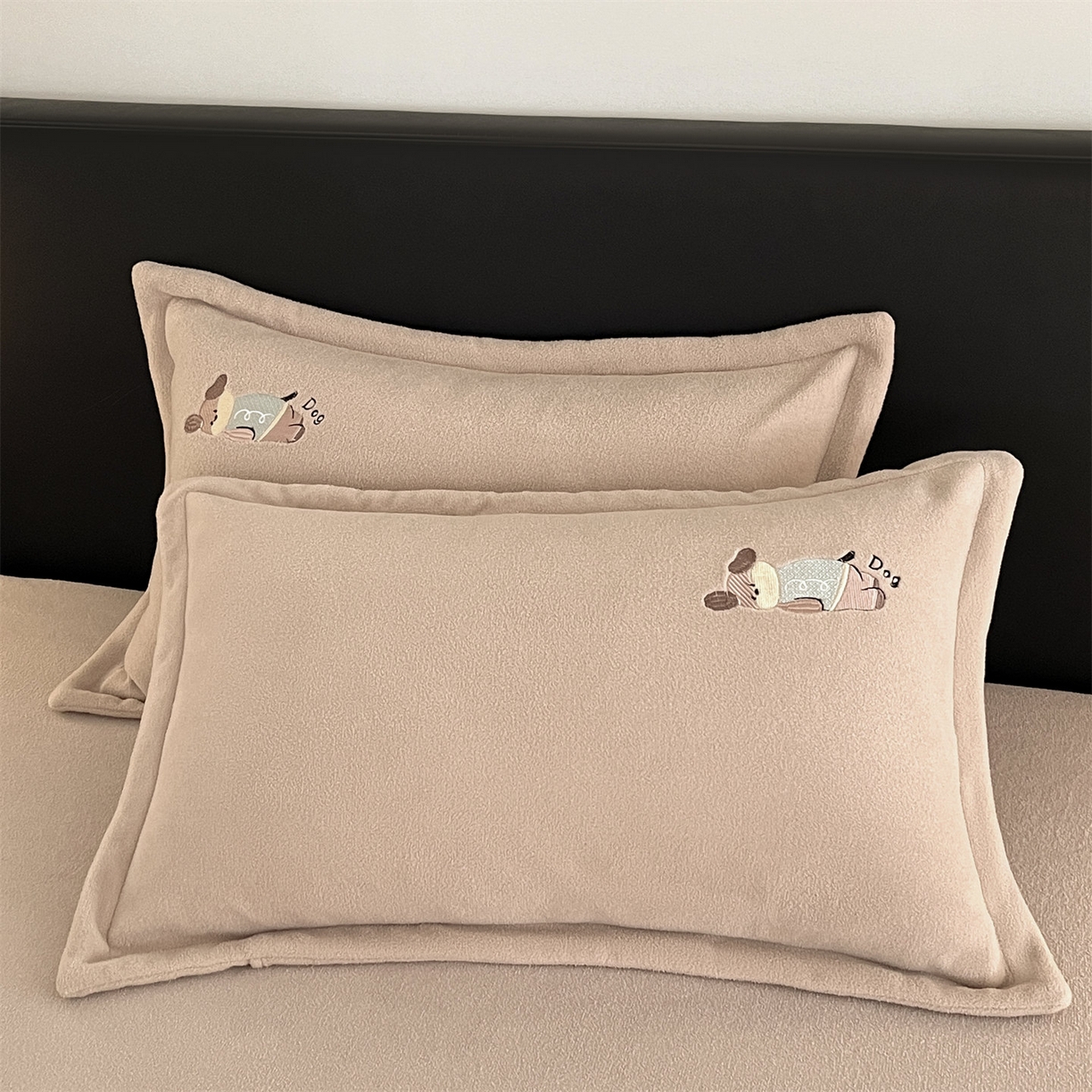 91家纺网 家纺一手货源 找家纺 笙意家纺 2025新款A类牛奶绒海獭绒卡通刺绣床笠 卡通-驼色