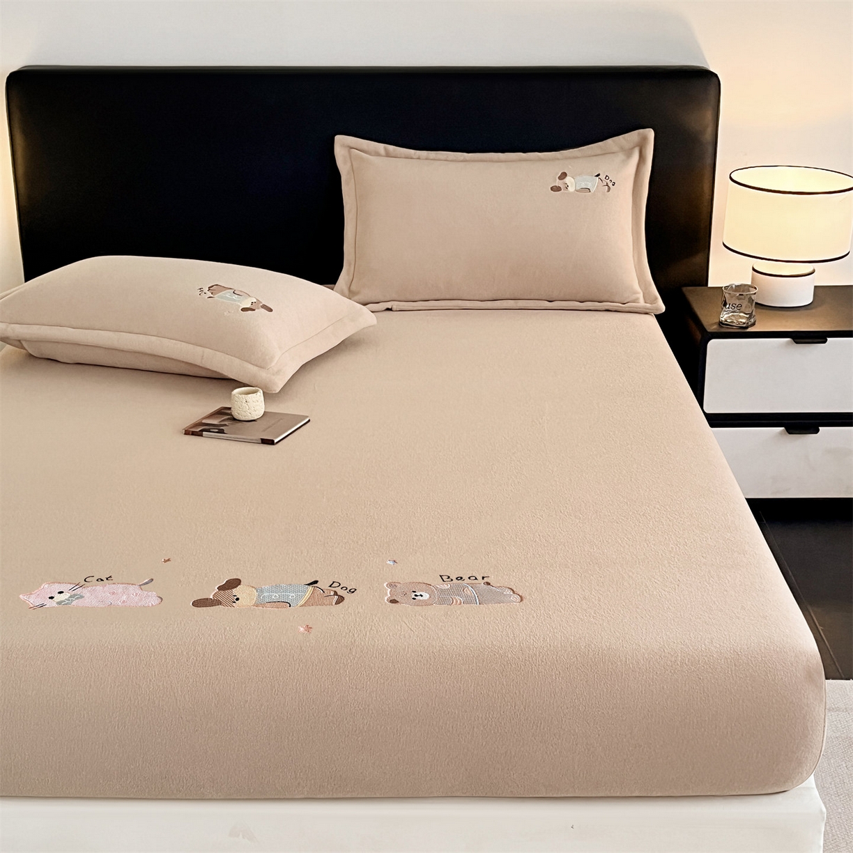 91家纺网 家纺一手货源 找家纺 笙意家纺 2025新款A类牛奶绒海獭绒卡通刺绣床笠 卡通-驼色