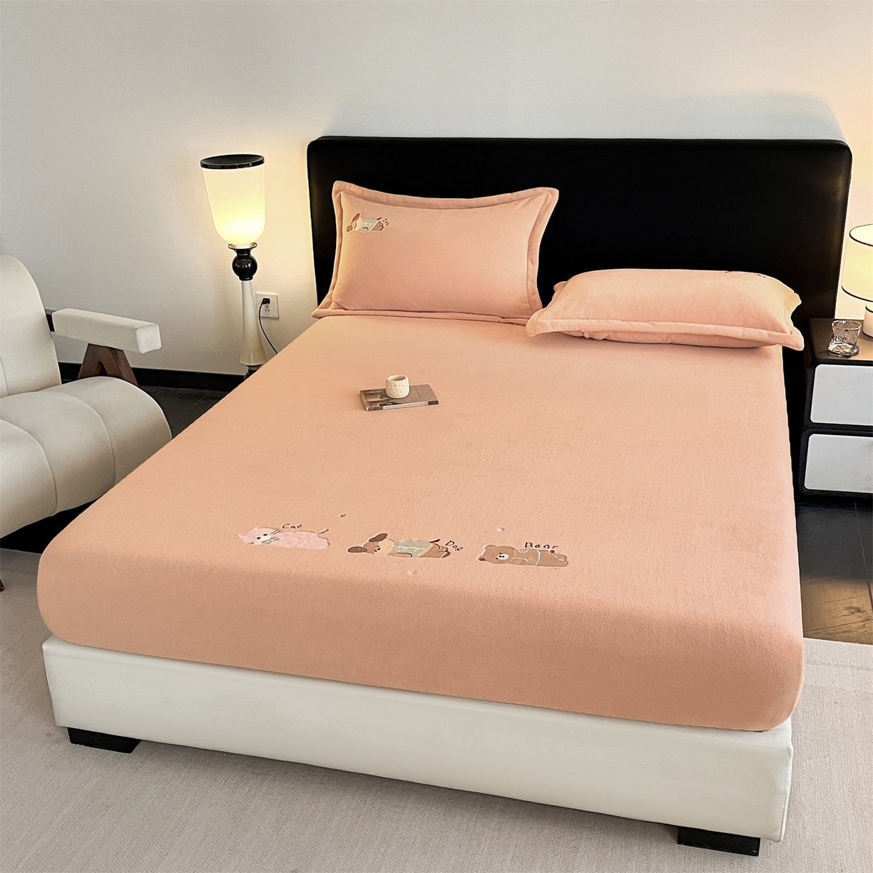 91家纺网 家纺一手货源 找家纺 笙意家纺 2025新款A类牛奶绒海獭绒卡通刺绣床笠 卡通-香槟金