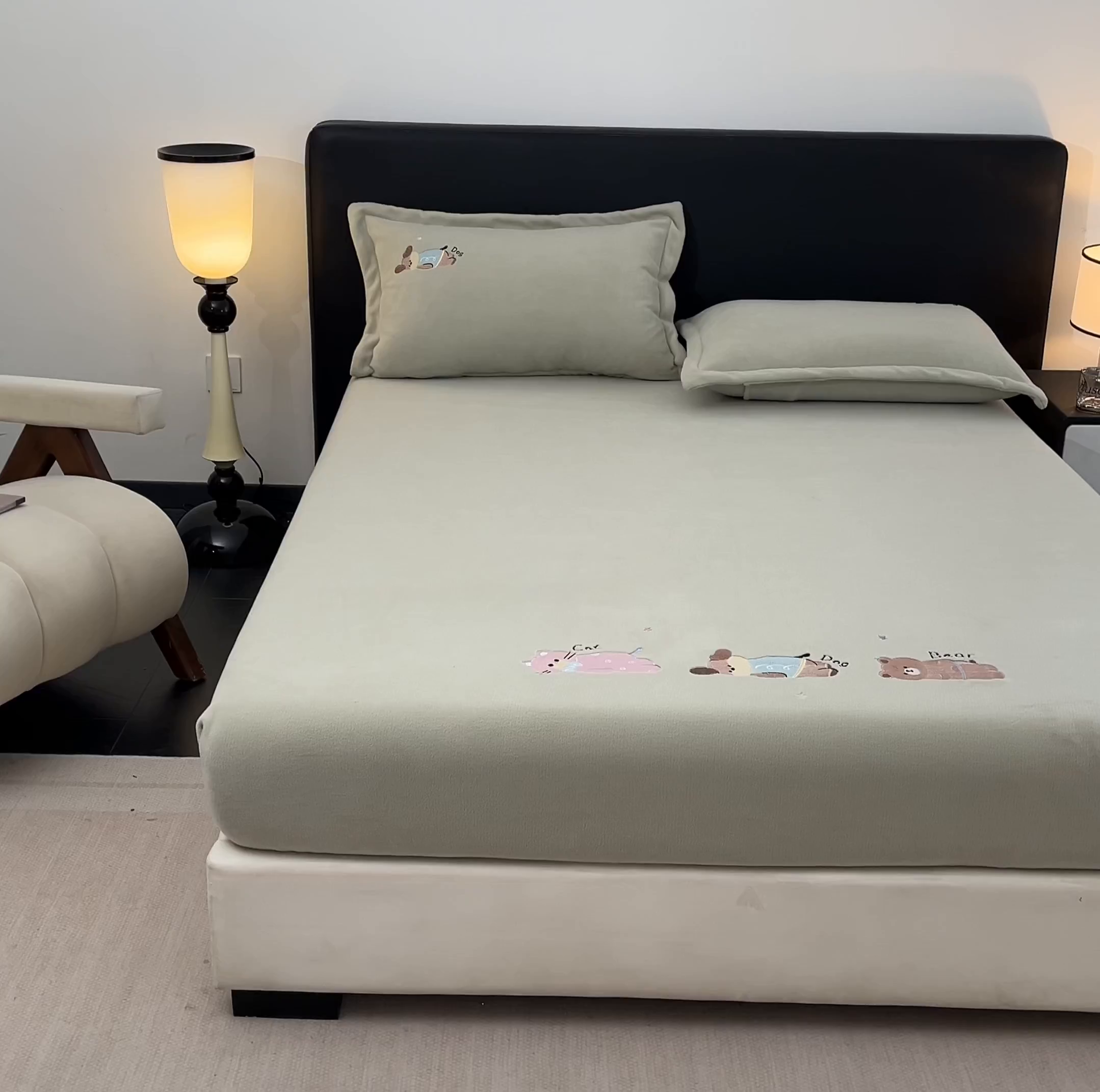 91家纺网 家纺一手货源 找家纺 笙意家纺 2025新款A类牛奶绒海獭绒卡通刺绣床笠 卡通-叶绿