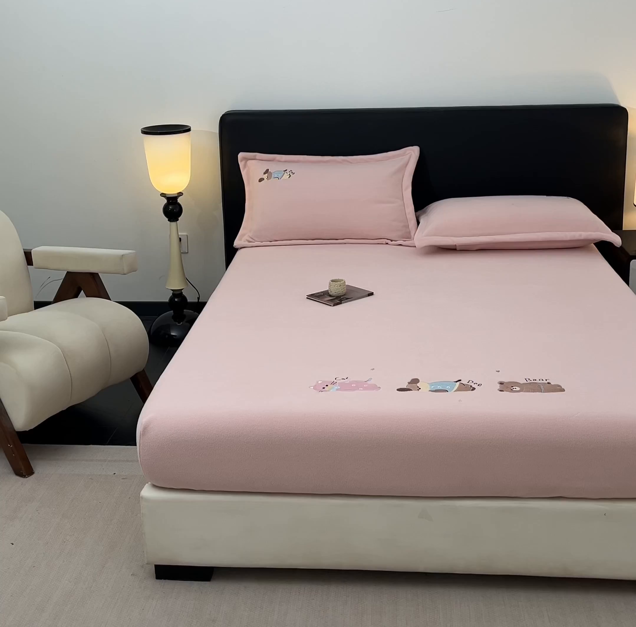 91家纺网 家纺一手货源 找家纺 笙意家纺 2025新款A类牛奶绒海獭绒卡通刺绣床笠 卡通-玉粉