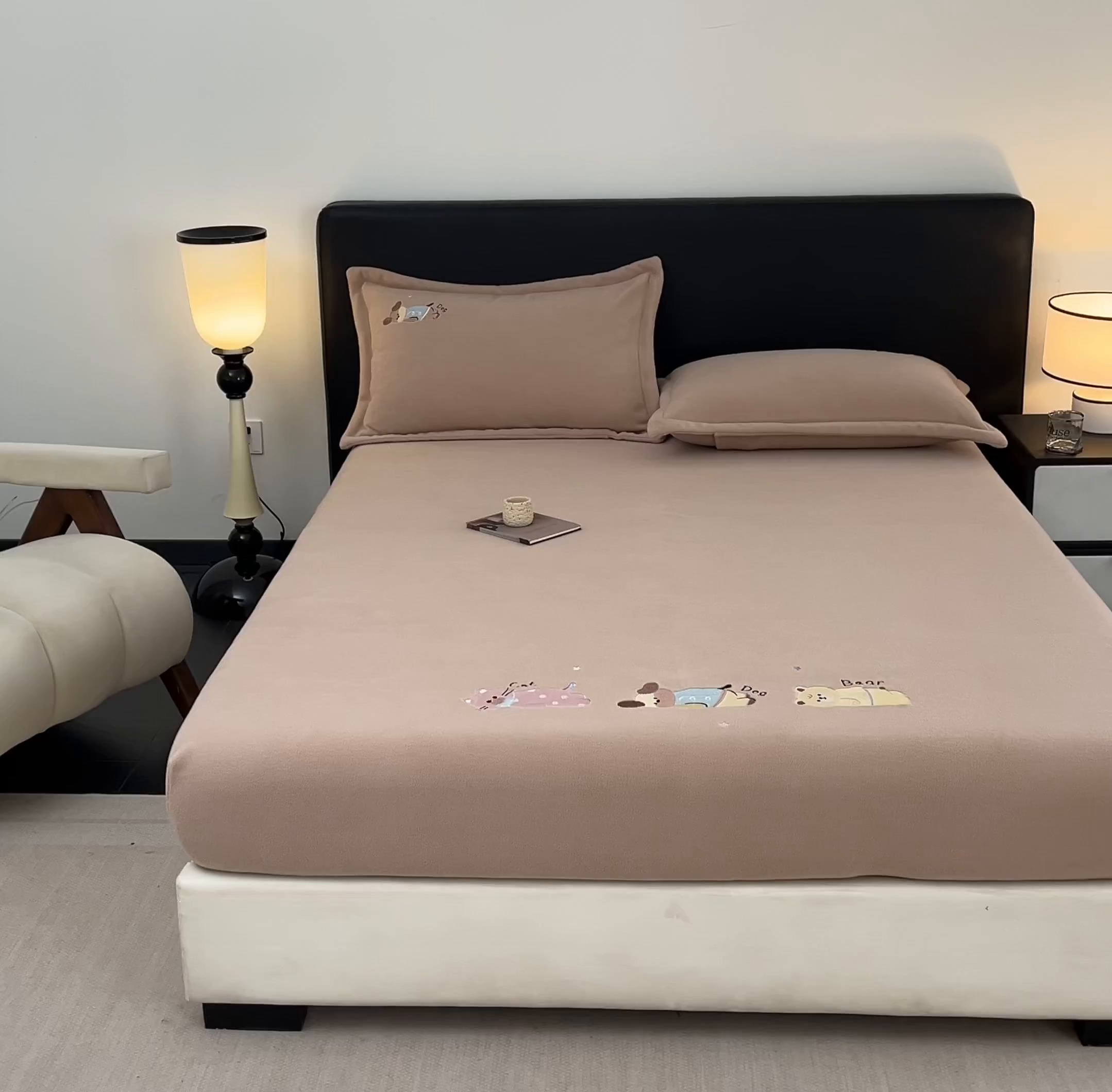 91家纺网 家纺一手货源 找家纺 （总）笙意家纺 2025新款A类牛奶绒海獭绒卡通刺绣床笠