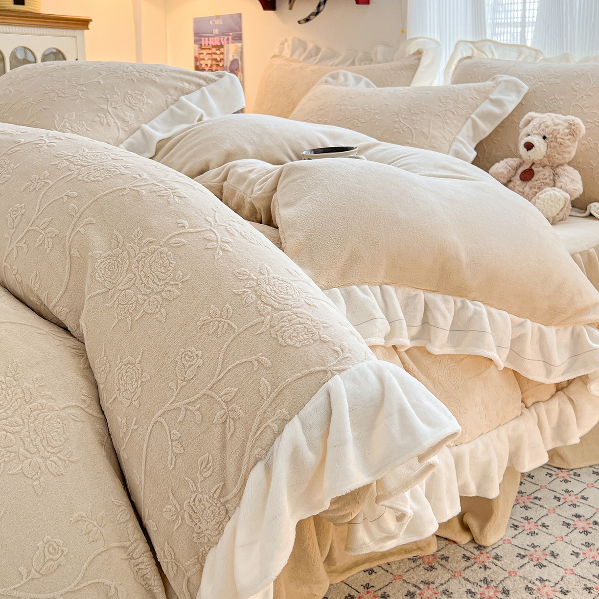 91家纺网 家纺一手货源 找家纺 安哆啦家纺 2025新款法式雕花牛奶绒花边四件套 彼岸花-咖