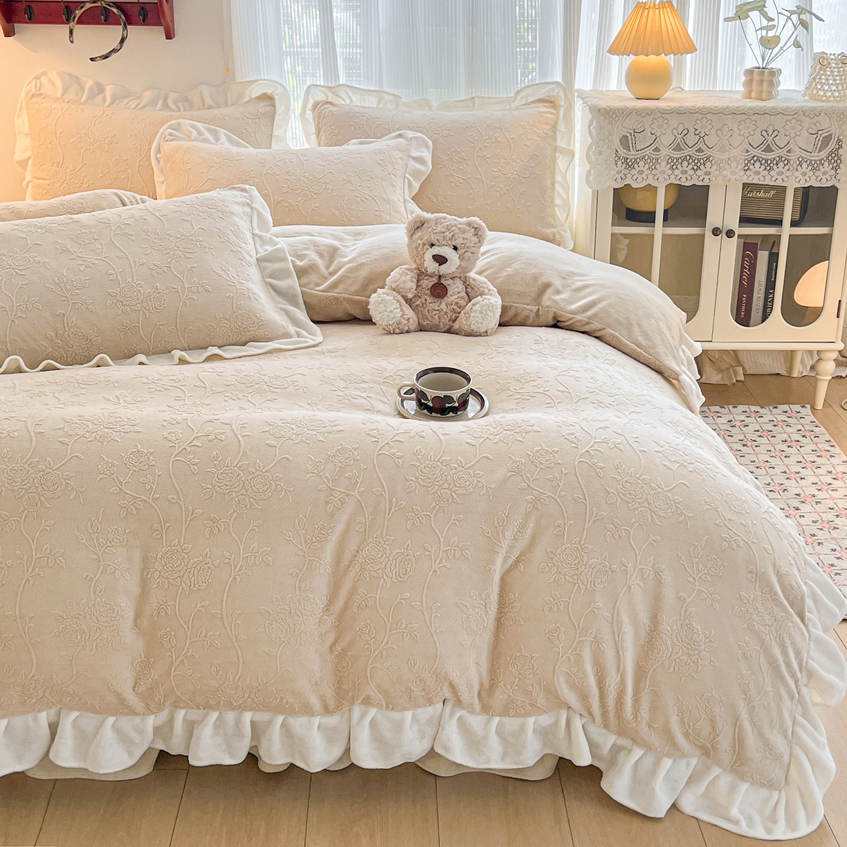 91家纺网 家纺一手货源 找家纺 安哆啦家纺 2025新款法式雕花牛奶绒花边四件套 彼岸花-咖