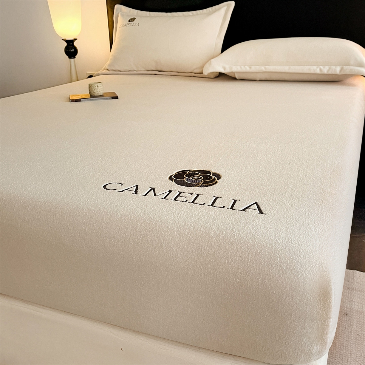 91家纺网 家纺一手货源 找家纺 笙意家纺 2025新款A类牛奶绒海獭绒加厚法式刺绣床笠 花屿-浅米色