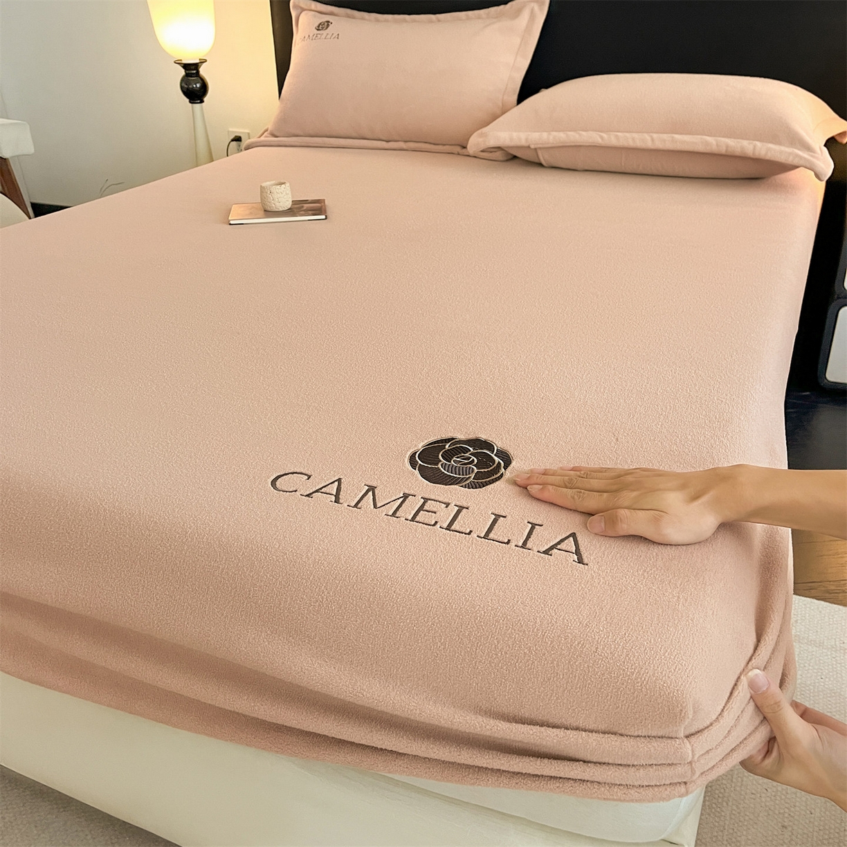 笙意家纺 2025新款A类牛奶绒海獭绒加厚法式刺绣床笠 花屿-驼色