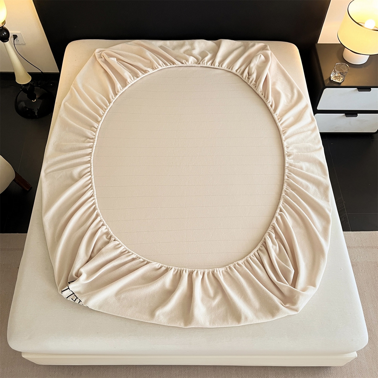 91家纺网 家纺一手货源 找家纺 笙意家纺 2025新款A类牛奶绒海獭绒加厚法式刺绣床笠 花屿-浅米色