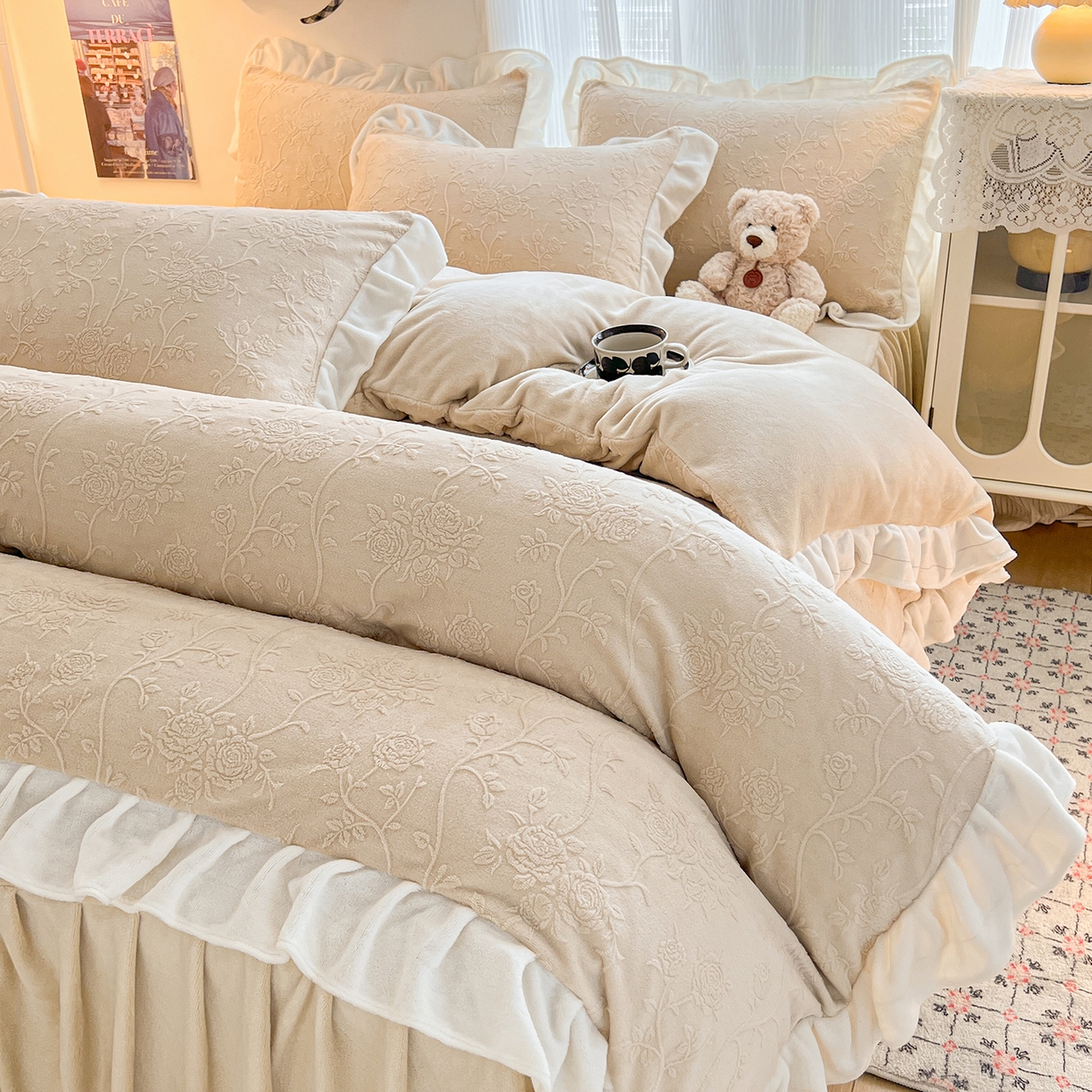 91家纺网 家纺一手货源 找家纺 安哆啦家纺 2025新款法式雕花牛奶绒花边四件套 彼岸花-咖