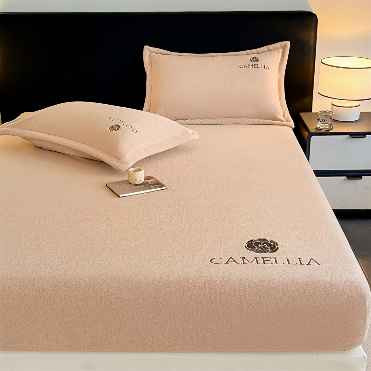 91家纺网 家纺一手货源 找家纺 笙意家纺 2025新款A类牛奶绒海獭绒加厚法式刺绣床笠 花屿-驼色