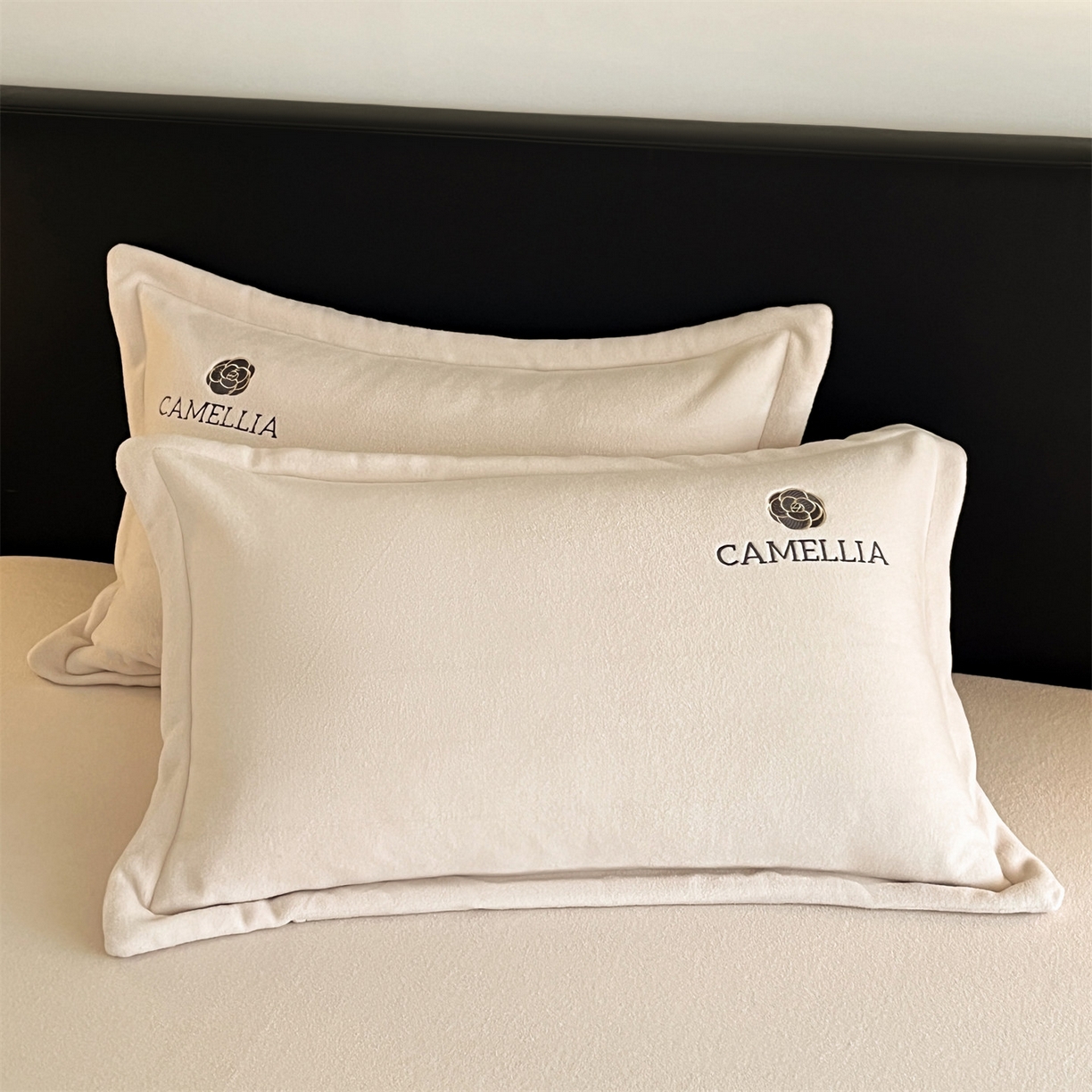 91家纺网 家纺一手货源 找家纺 笙意家纺 2025新款A类牛奶绒海獭绒加厚法式刺绣床笠 花屿-浅米色