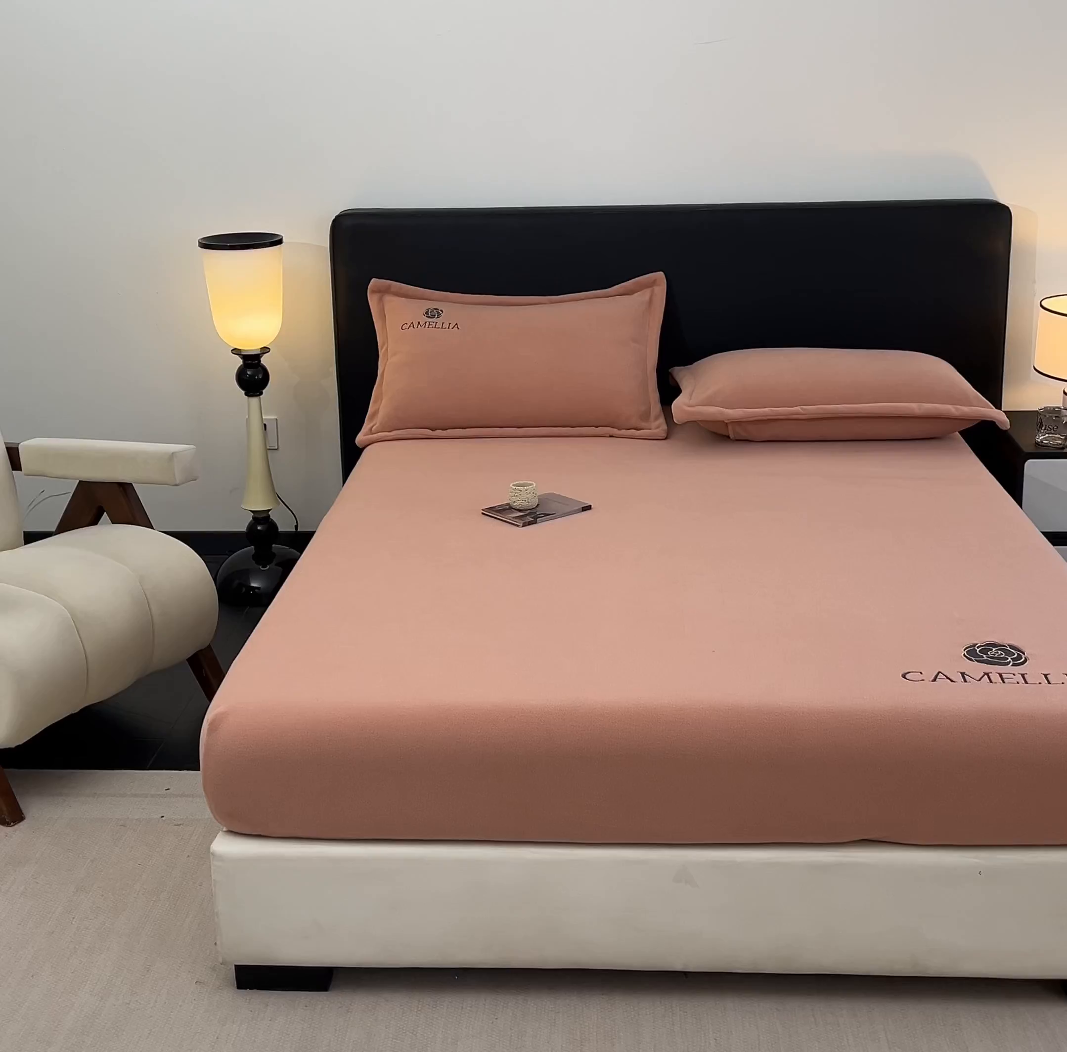 91家纺网 家纺一手货源 找家纺 笙意家纺 2025新款A类牛奶绒海獭绒加厚法式刺绣床笠 花屿-香槟金