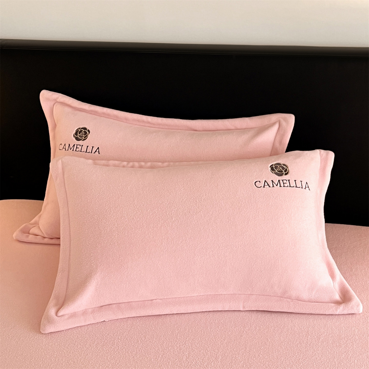 91家纺网 家纺一手货源 找家纺 笙意家纺 2025新款A类牛奶绒海獭绒加厚法式刺绣床笠 花屿-玉粉