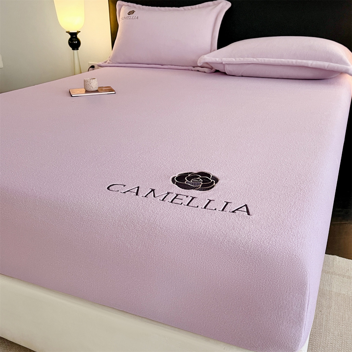 91家纺网 家纺一手货源 找家纺 笙意家纺 2025新款A类牛奶绒海獭绒加厚法式刺绣床笠 花屿-月光紫