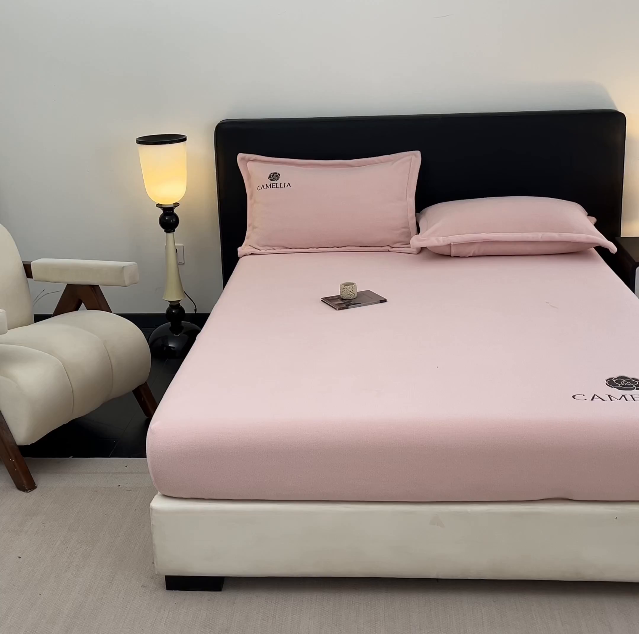 91家纺网 家纺一手货源 找家纺 （总）笙意家纺 2025新款A类牛奶绒海獭绒加厚法式刺绣床笠