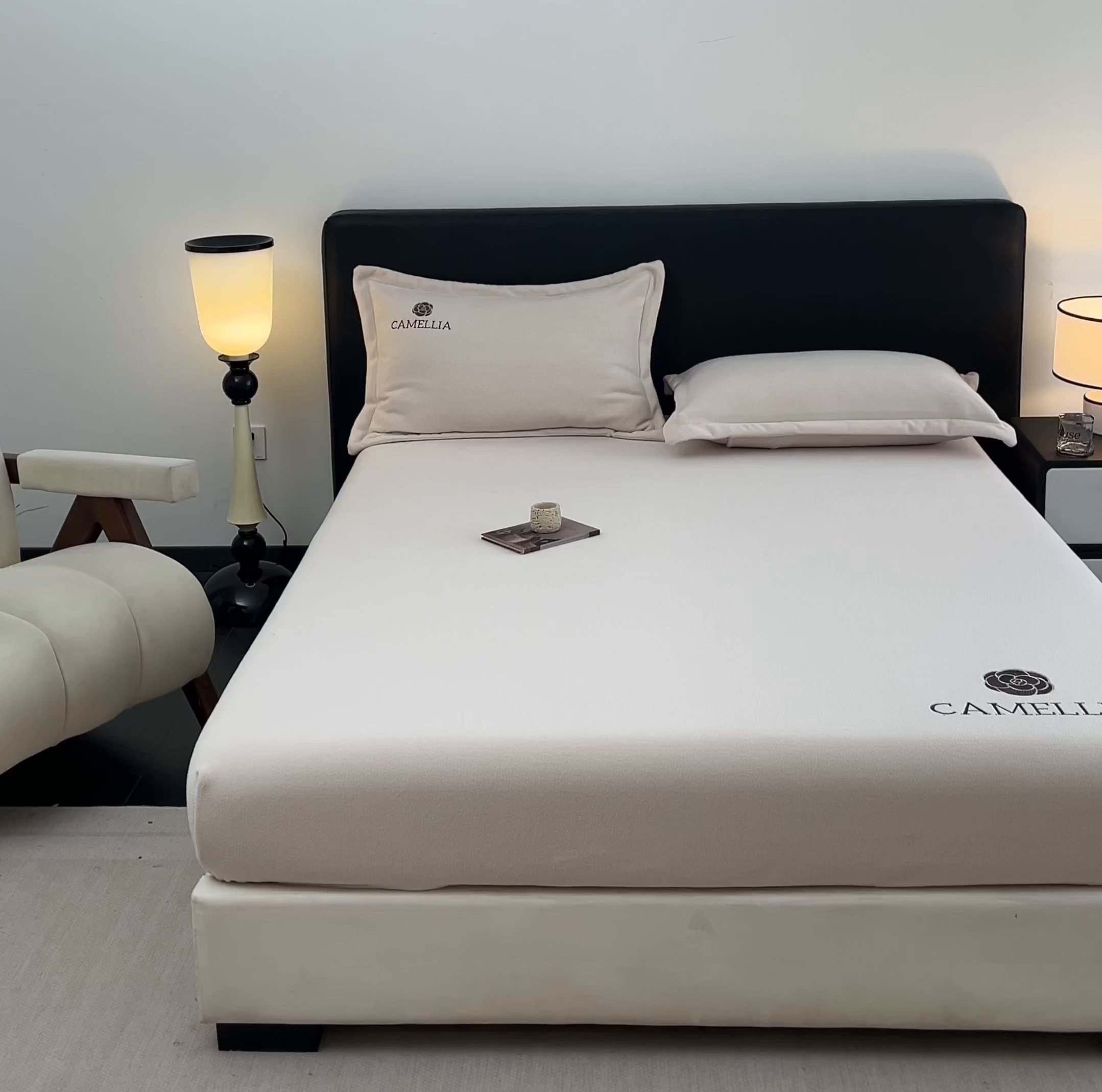 91家纺网 家纺一手货源 找家纺 笙意家纺 2025新款A类牛奶绒海獭绒加厚法式刺绣床笠 花屿-浅米色