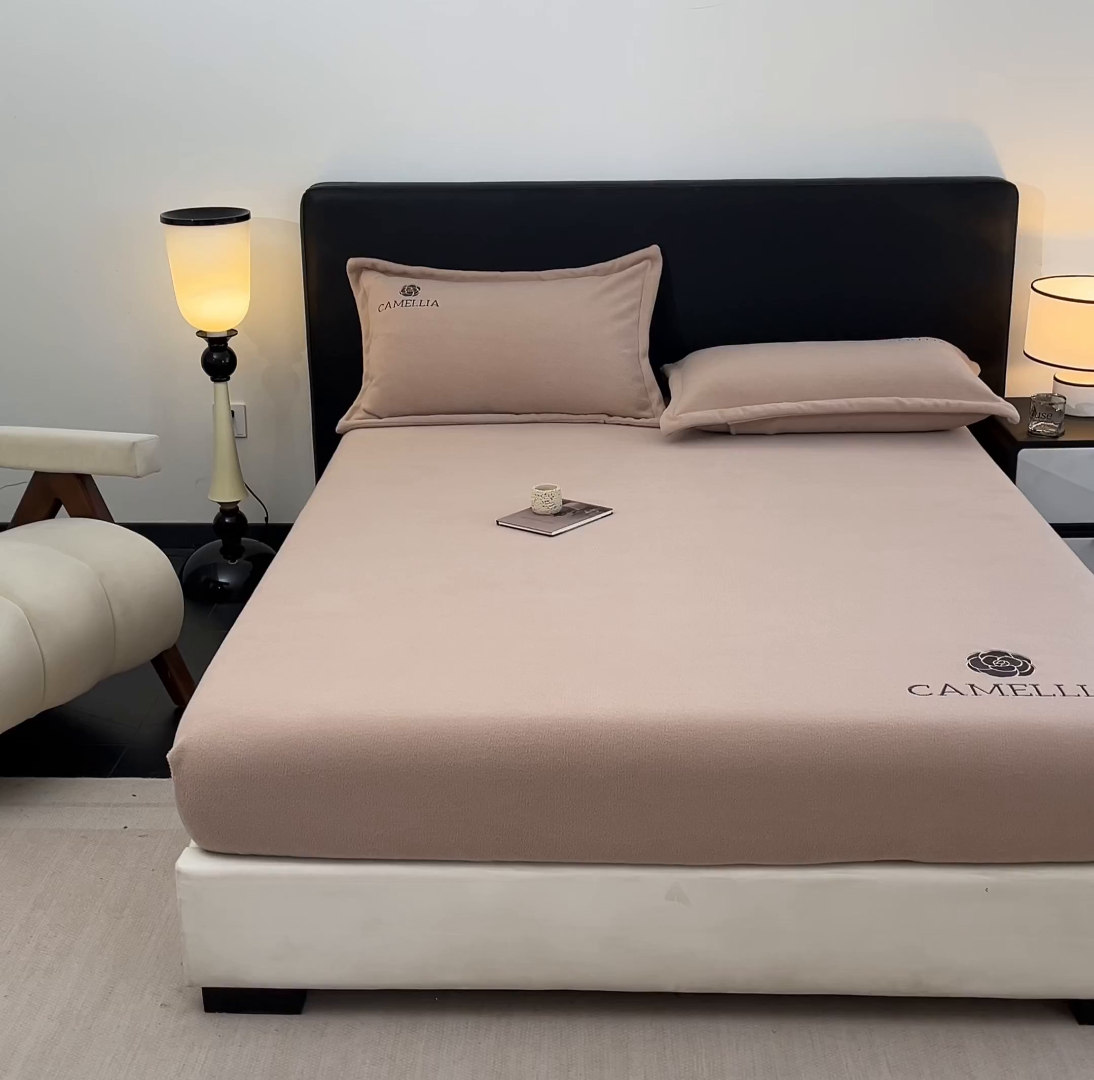 91家纺网 家纺一手货源 找家纺 笙意家纺 2025新款A类牛奶绒海獭绒加厚法式刺绣床笠 花屿-驼色