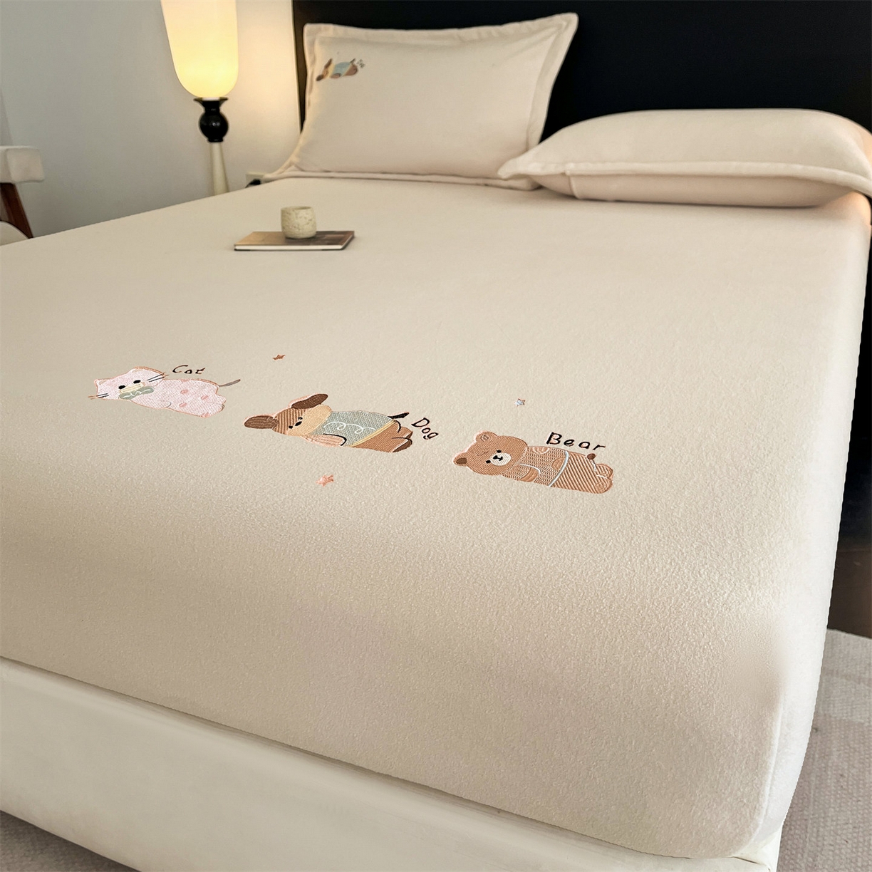 91家纺网 家纺一手货源 找家纺 笙意家纺 2025新款A类牛奶绒海獭绒卡通刺绣床笠 卡通-浅米色