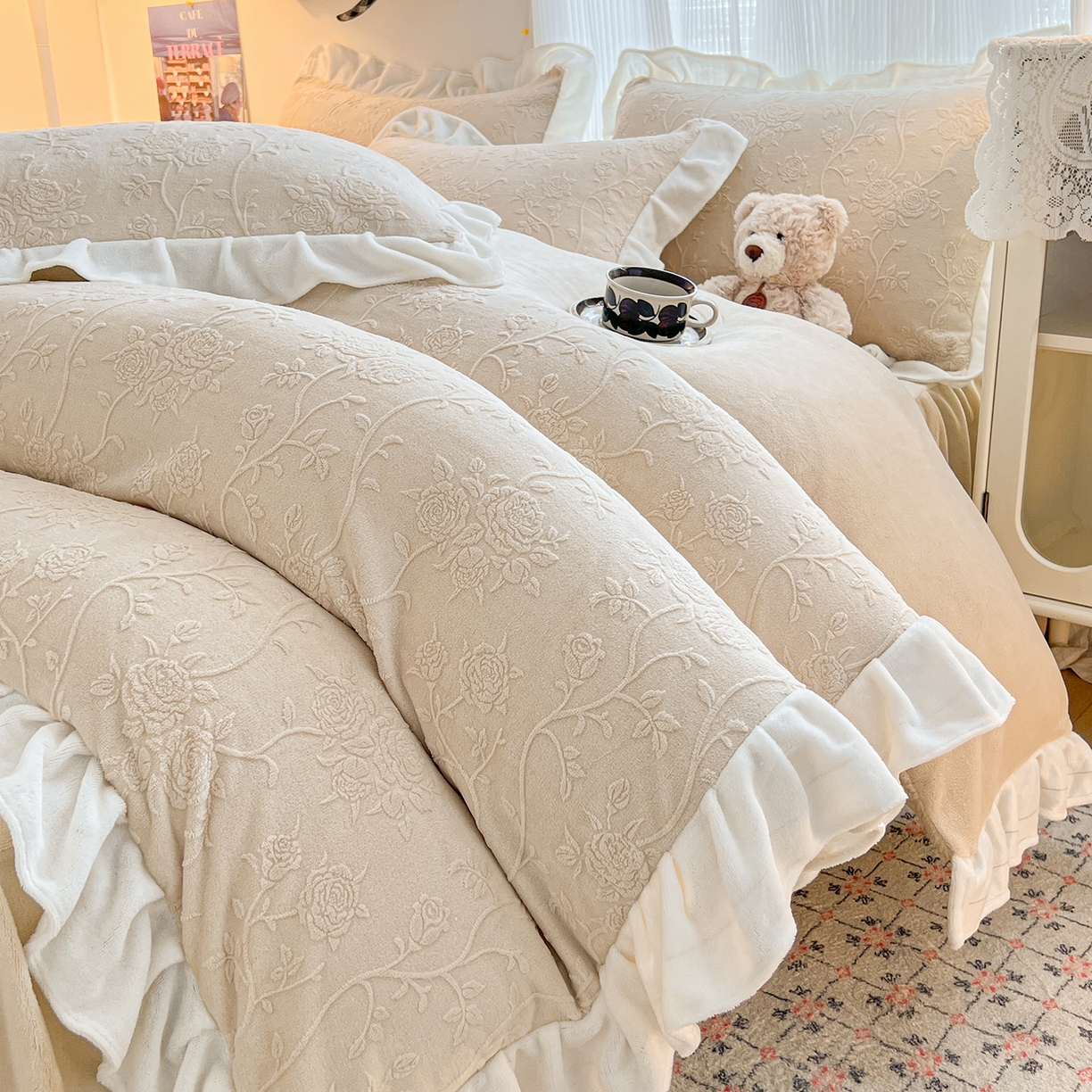 91家纺网 家纺一手货源 找家纺 安哆啦家纺 2025新款法式雕花牛奶绒花边四件套 彼岸花-咖