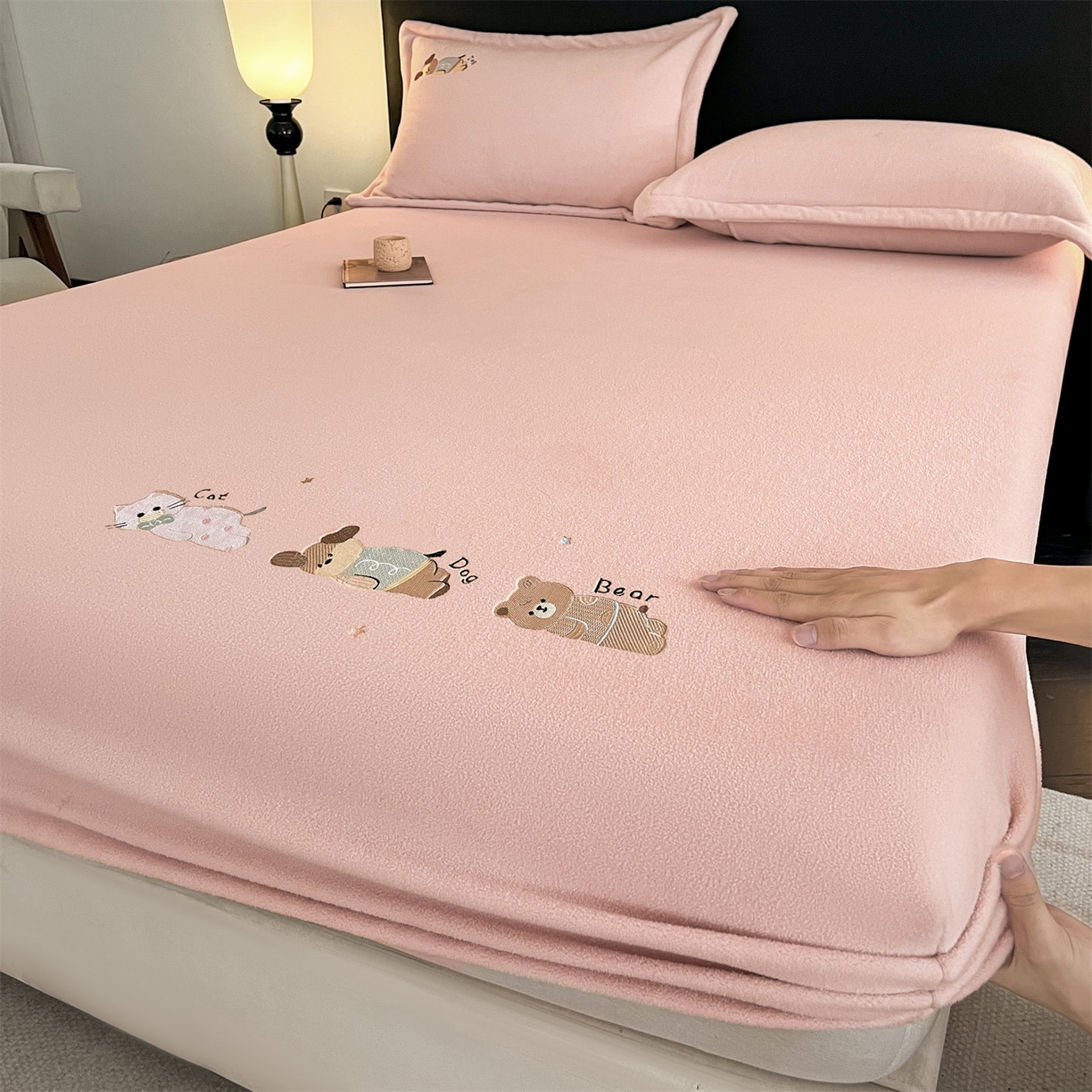 笙意家纺 2025新款A类牛奶绒海獭绒卡通刺绣床笠 卡通-玉粉