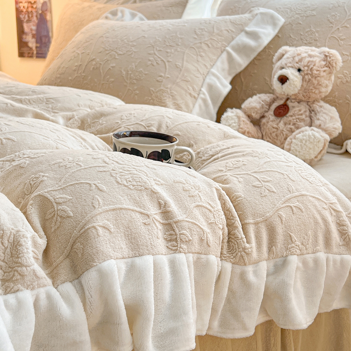 91家纺网 家纺一手货源 找家纺 安哆啦家纺 2025新款法式雕花牛奶绒花边四件套 彼岸花-咖