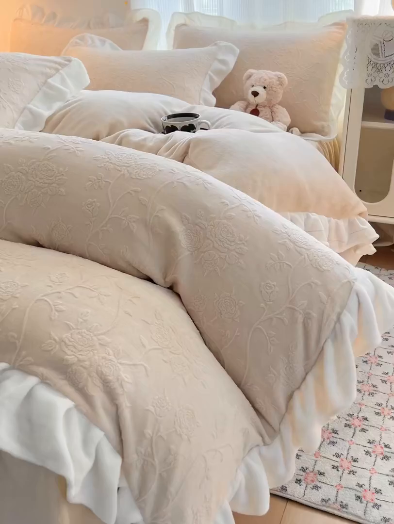 91家纺网 家纺一手货源 找家纺 安哆啦家纺 2025新款法式雕花牛奶绒花边四件套 彼岸花-咖