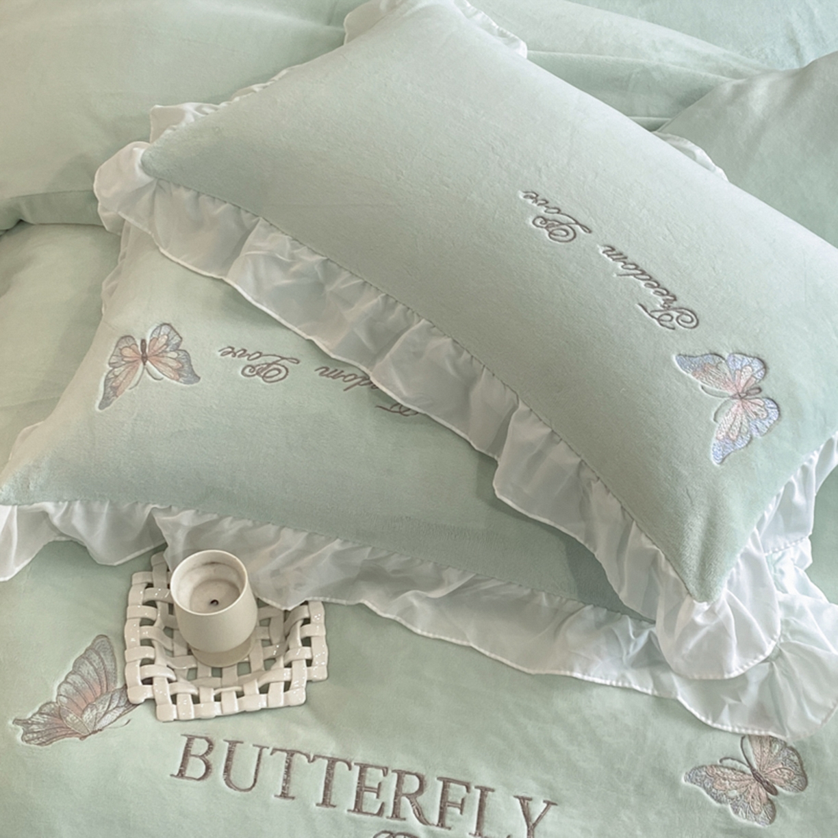 91家纺网 家纺一手货源 找家纺 木子家纺 2025新款牛奶绒纯色刺绣花边四件套 美蝶绿