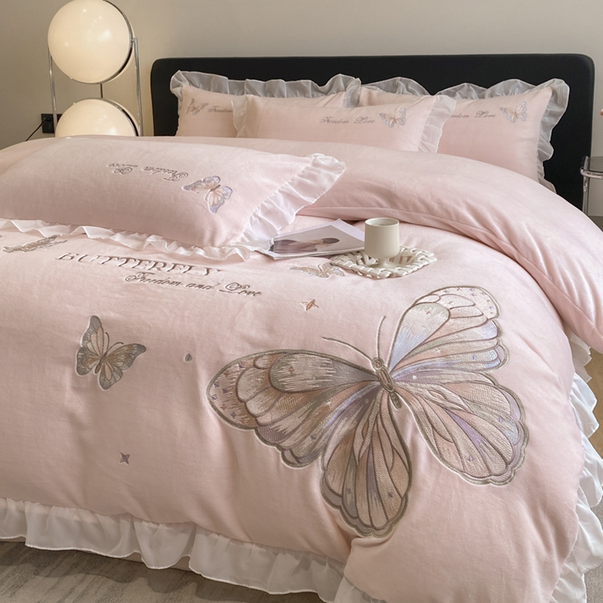 91家纺网 家纺一手货源 找家纺 木子家纺 2025新款牛奶绒纯色刺绣花边四件套 轻罗粉