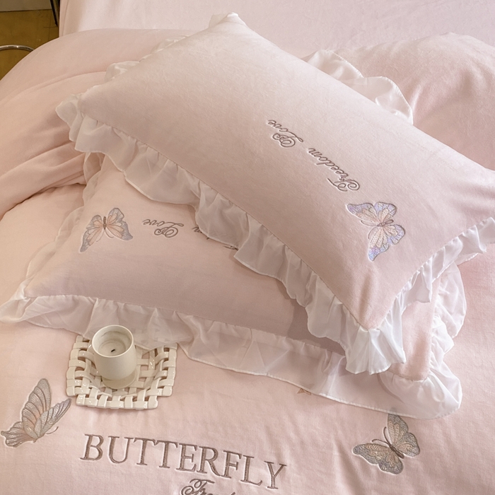 91家纺网 家纺一手货源 找家纺 木子家纺 2025新款牛奶绒纯色刺绣花边四件套 轻罗粉