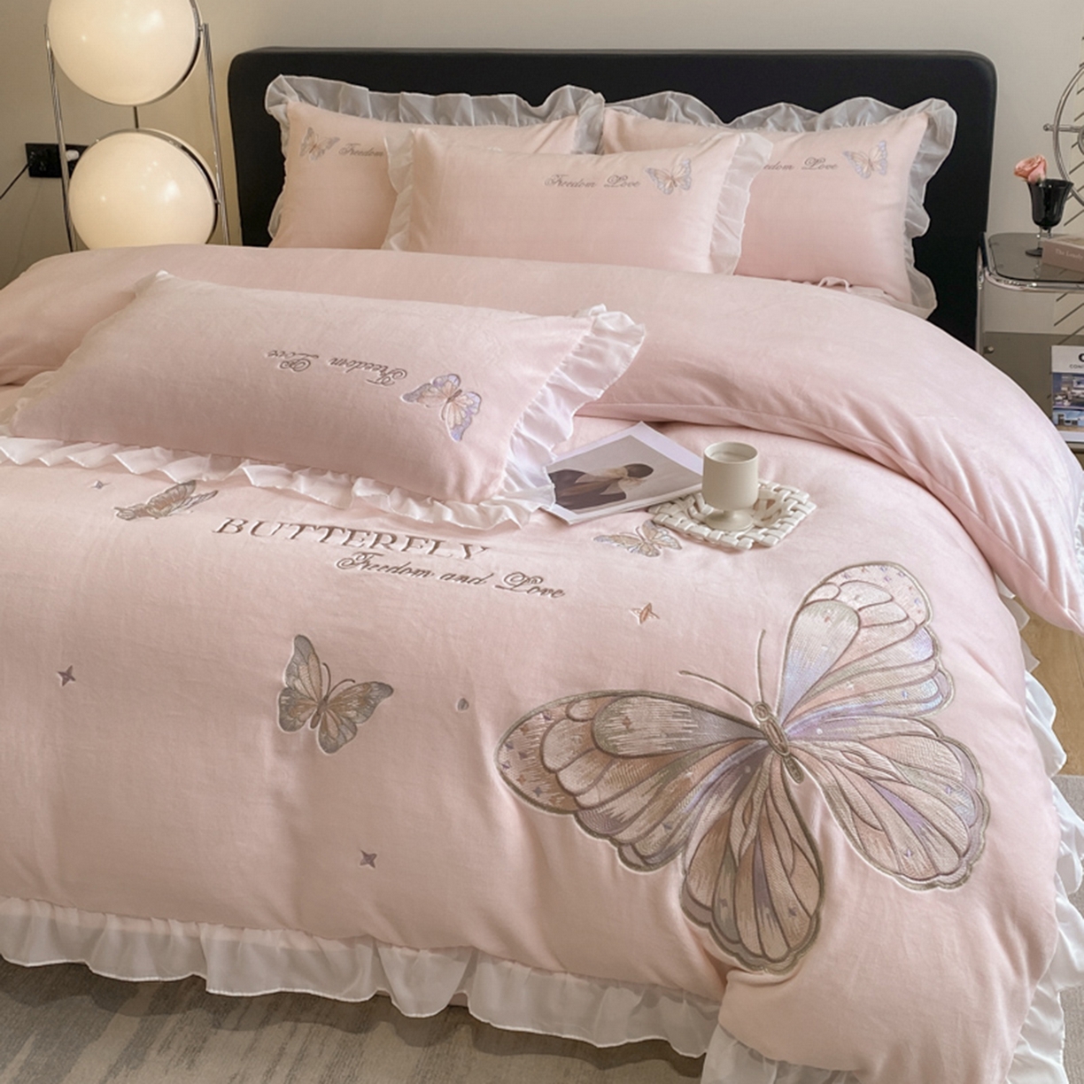 91家纺网 家纺一手货源 找家纺 木子家纺 2025新款牛奶绒纯色刺绣花边四件套 轻罗粉