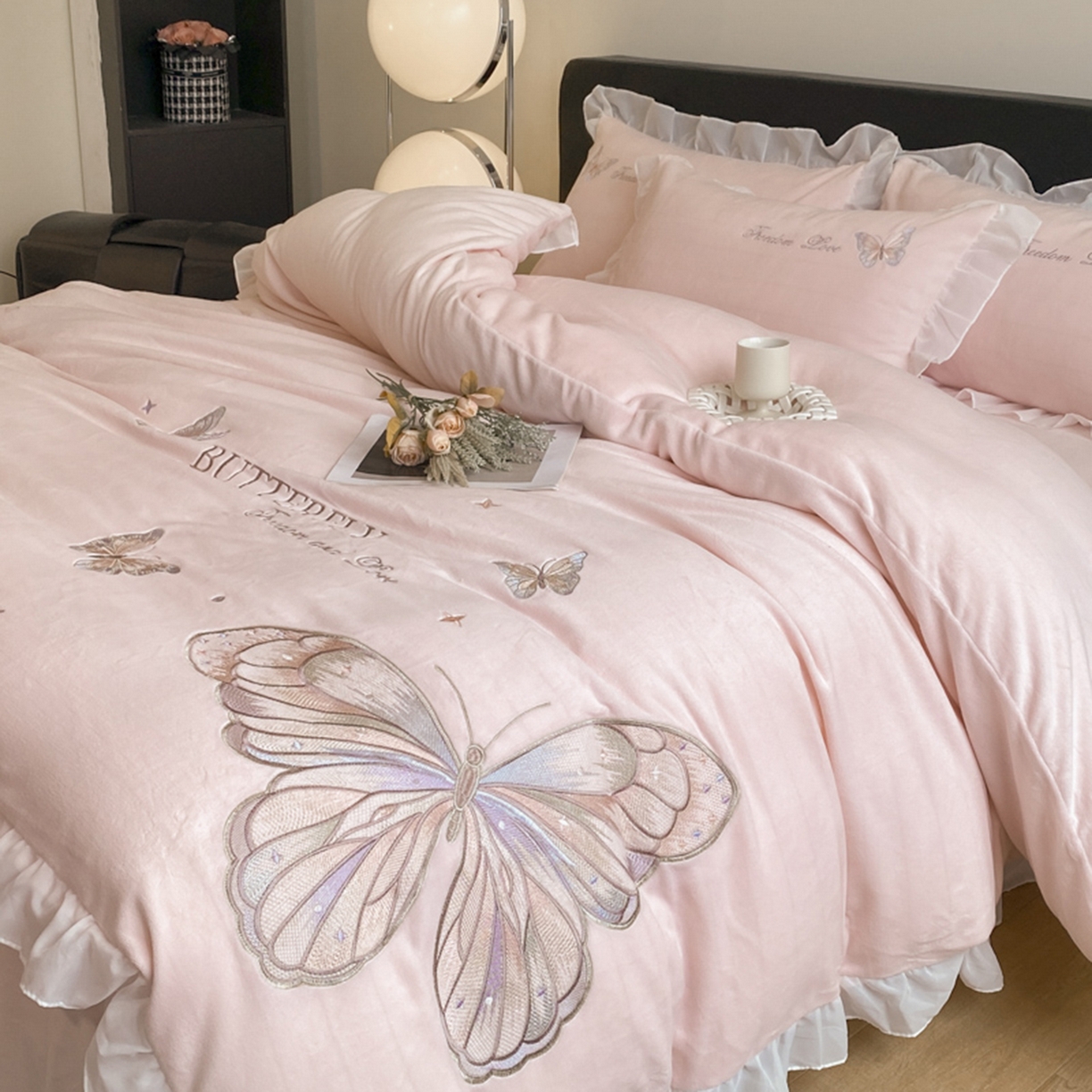 91家纺网 家纺一手货源 找家纺 木子家纺 2025新款牛奶绒纯色刺绣花边四件套 轻罗粉