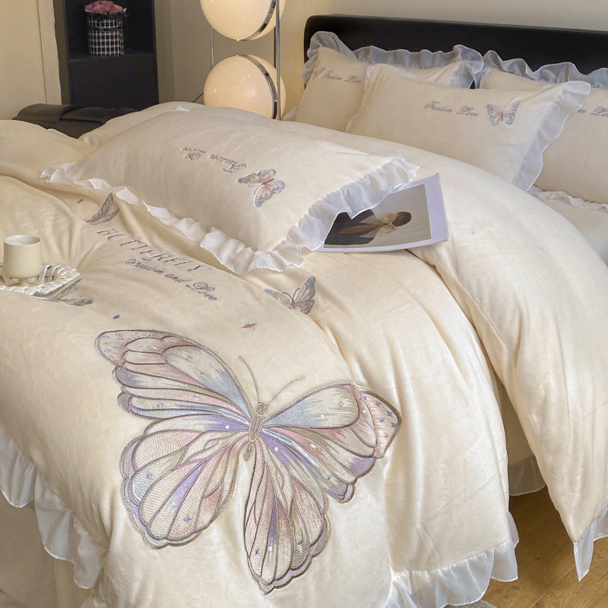 91家纺网 家纺一手货源 找家纺 木子家纺 2025新款牛奶绒纯色刺绣花边四件套 初雪白