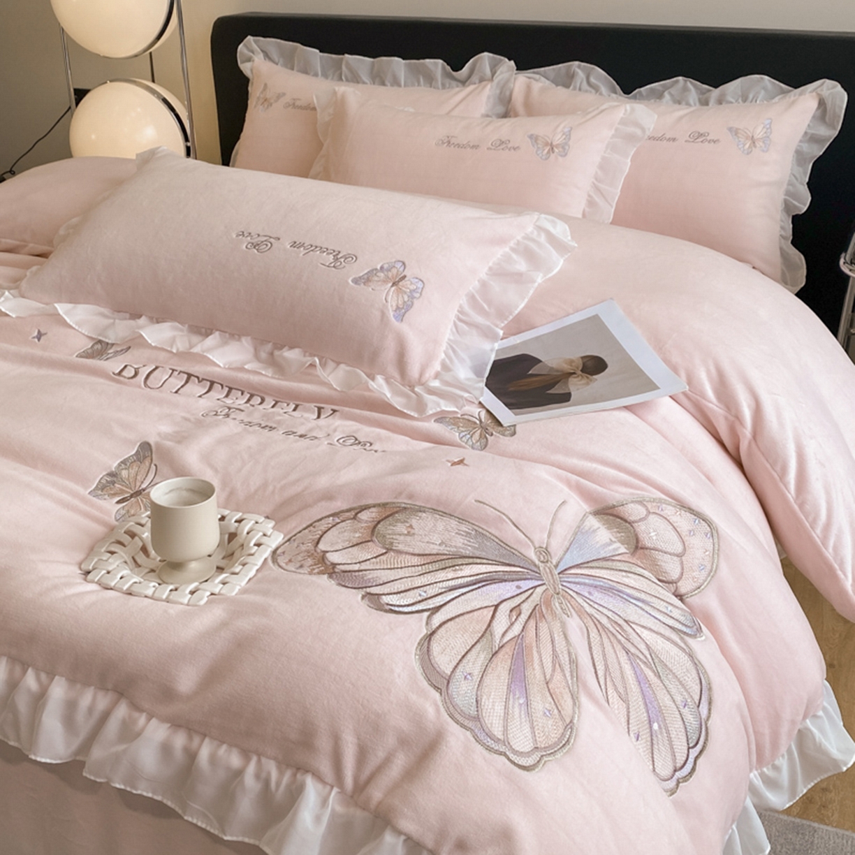 91家纺网 家纺一手货源 找家纺 木子家纺 2025新款牛奶绒纯色刺绣花边四件套 轻罗粉